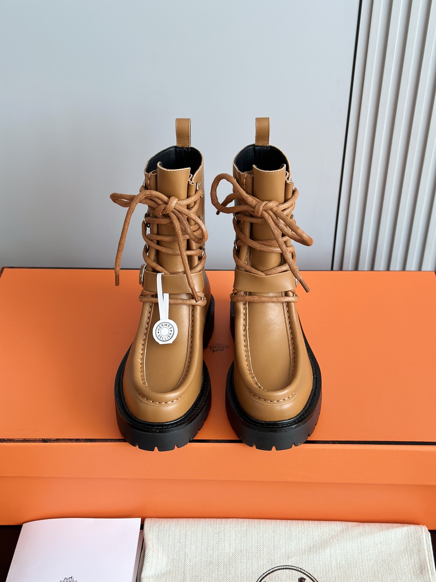 HERMES 에르메스 랜드 스웨이드 레이스업 앵클부츠 4