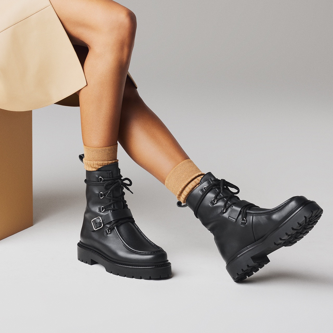 HERMES 에르메스 랜드 스웨이드 레이스업 앵클부츠 2