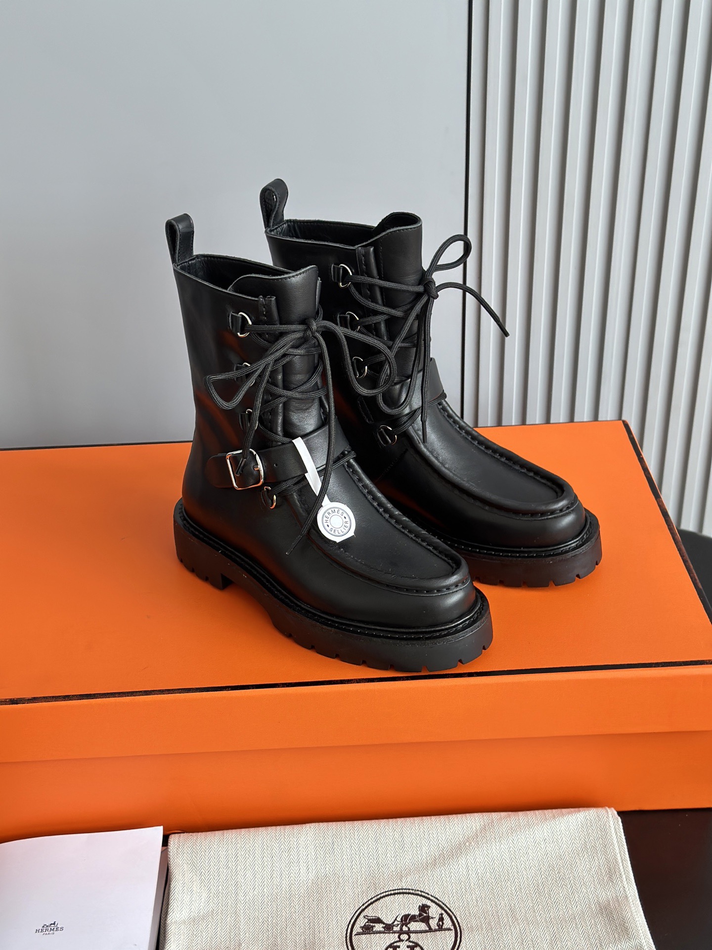 HERMES 에르메스 랜드 스웨이드 레이스업 앵클부츠 4