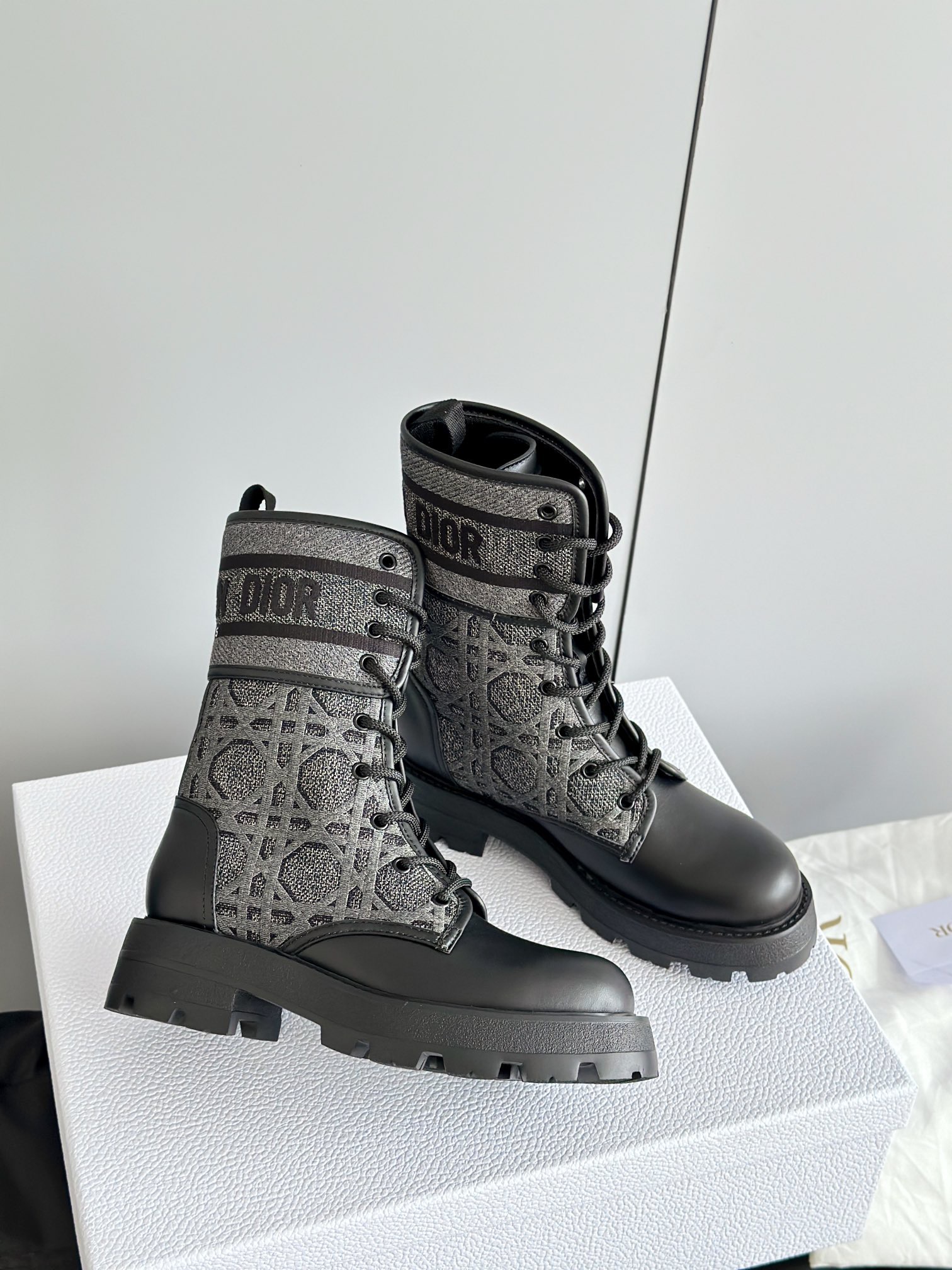 DIOR 디올 로고 레이스업 컴뱃 부츠 8