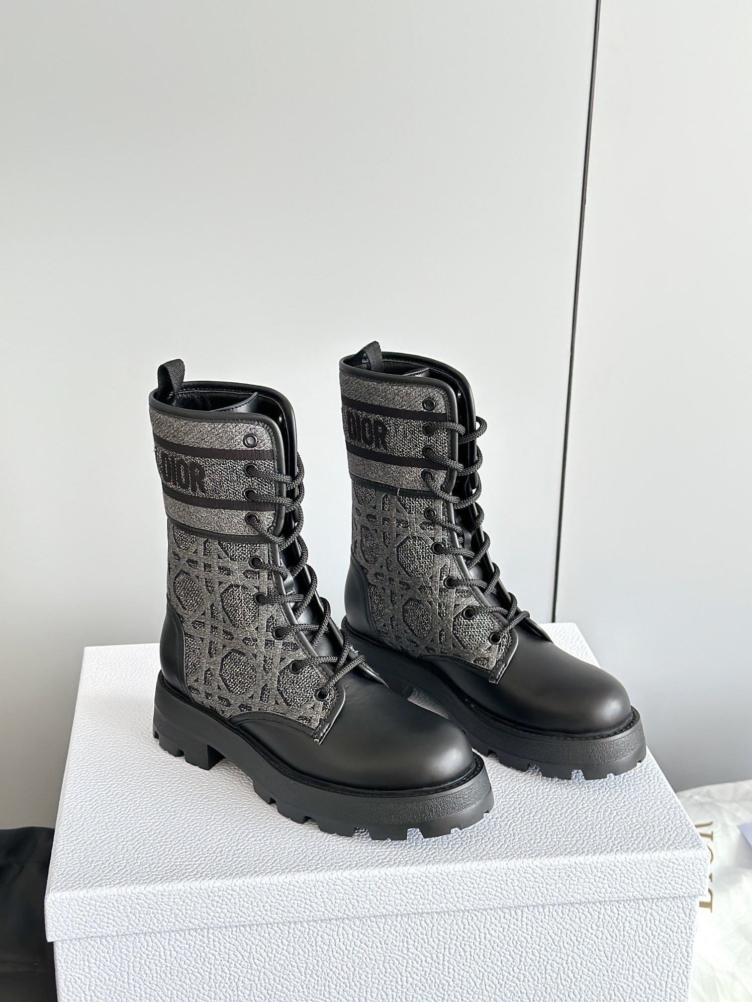 DIOR 디올 로고 레이스업 컴뱃 부츠 9