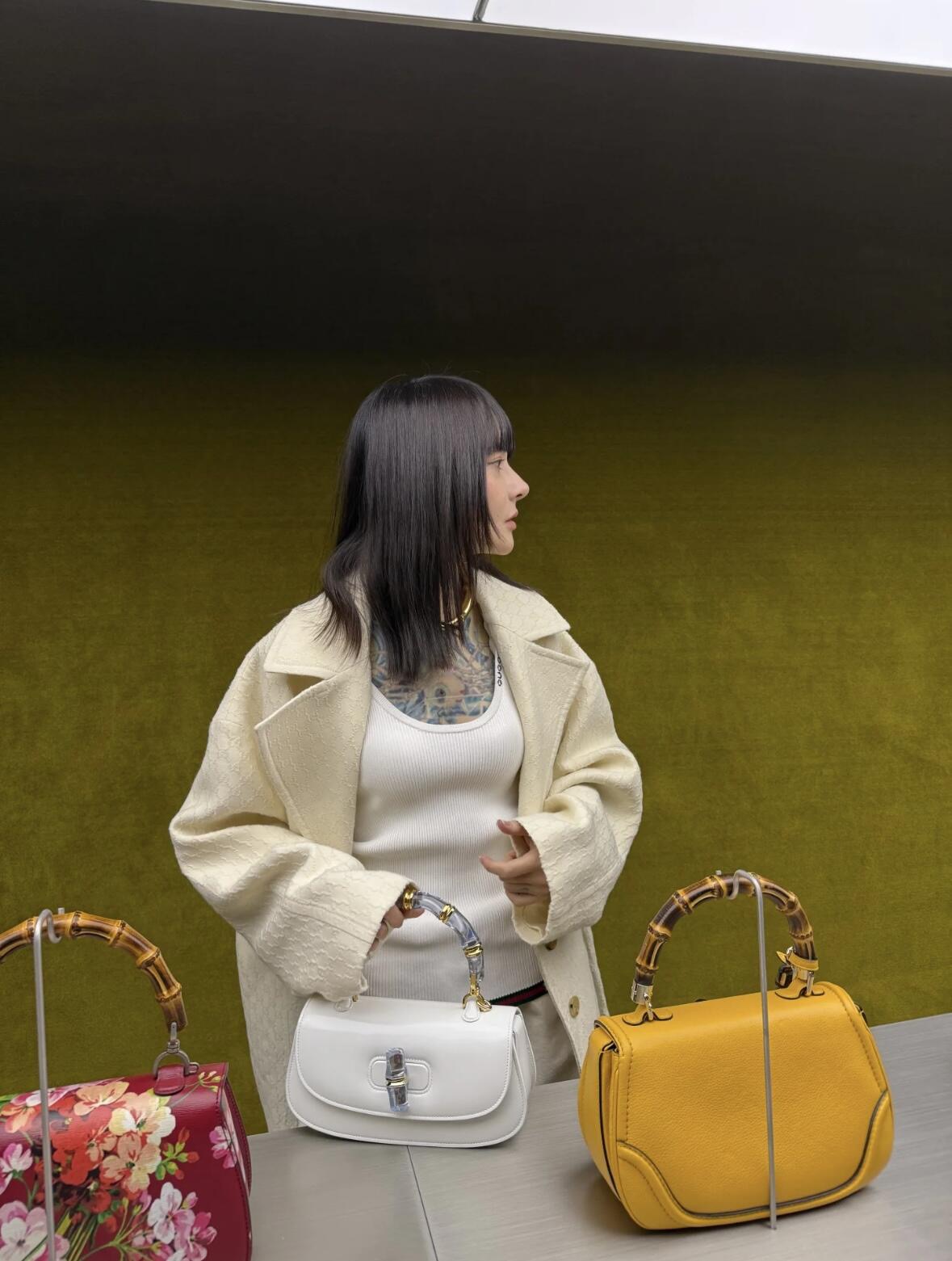 Gucci 구찌 뱀부 1947 탑핸들백 스무스 레더 화이트 블루 뱀부 핸들 골드 하드웨어 1