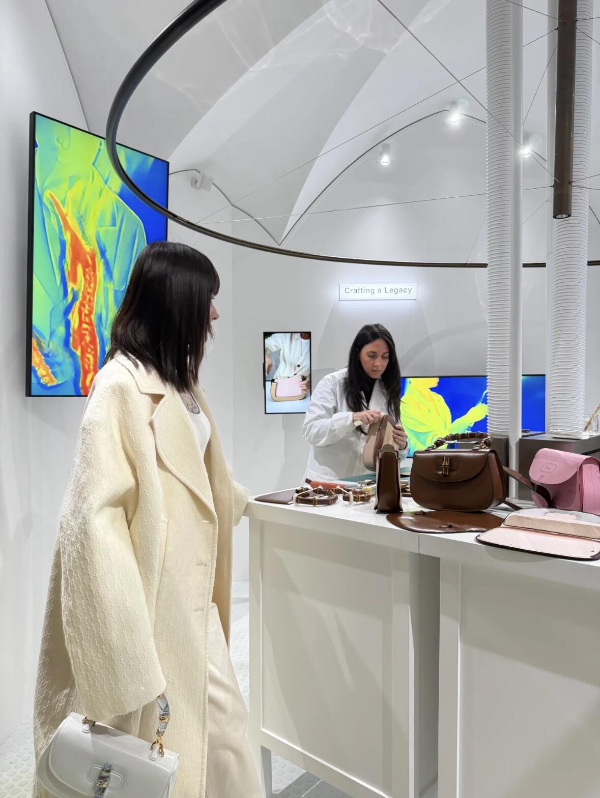 Gucci 구찌 뱀부 1947 탑핸들백 스무스 레더 화이트 블루 뱀부 핸들 골드 하드웨어 2