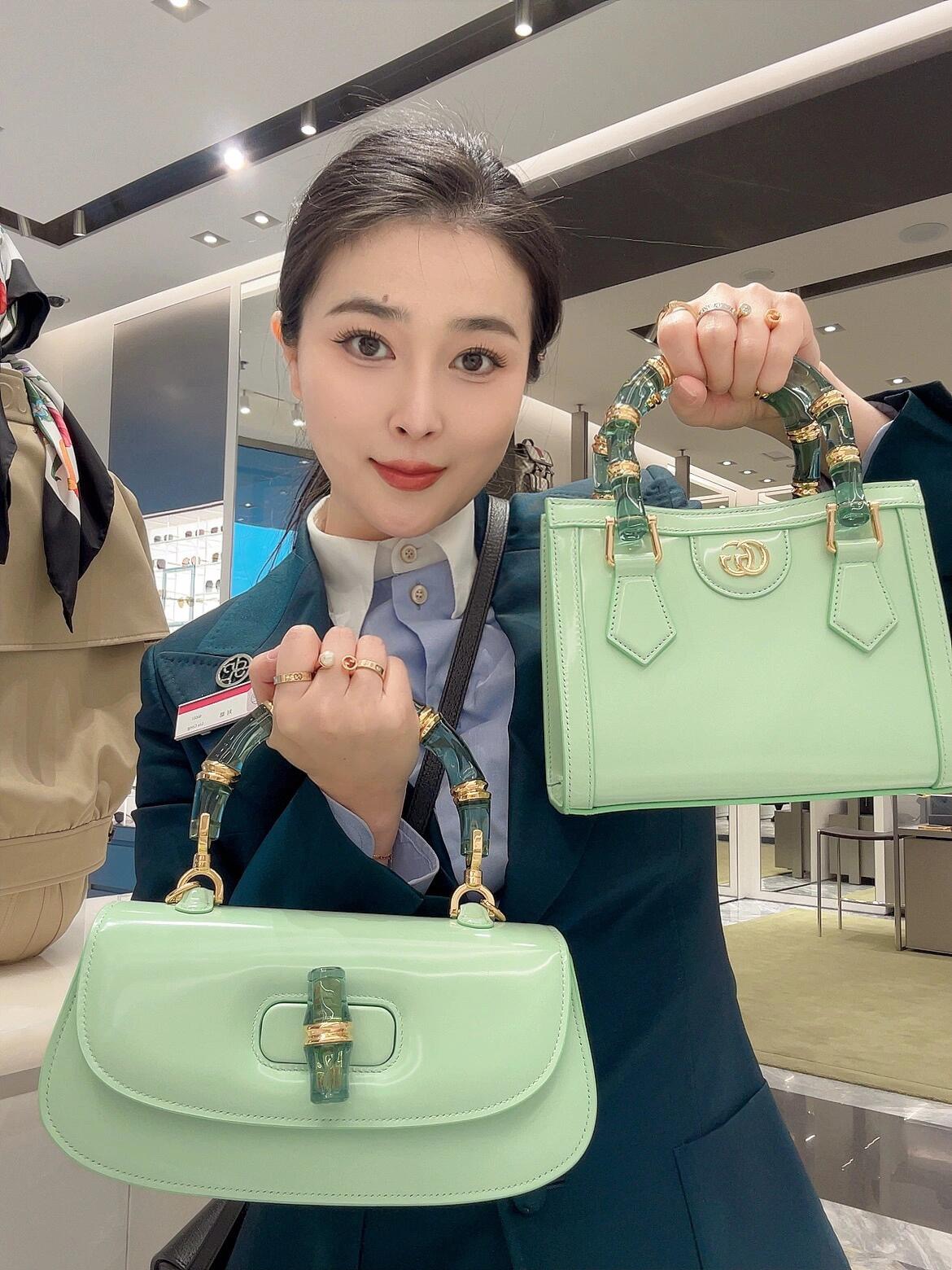 Gucci 구찌 뱀부 1947 탑핸들백 스무스 레더 화이트 블루 뱀부 핸들 골드 하드웨어 4