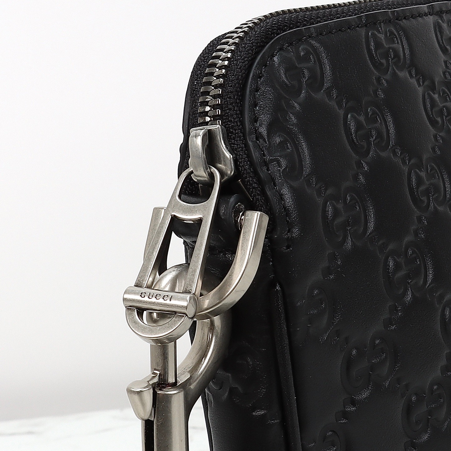 Gucci 구찌 인터로킹 GG 엠보싱 레더 크로스백 블랙 8