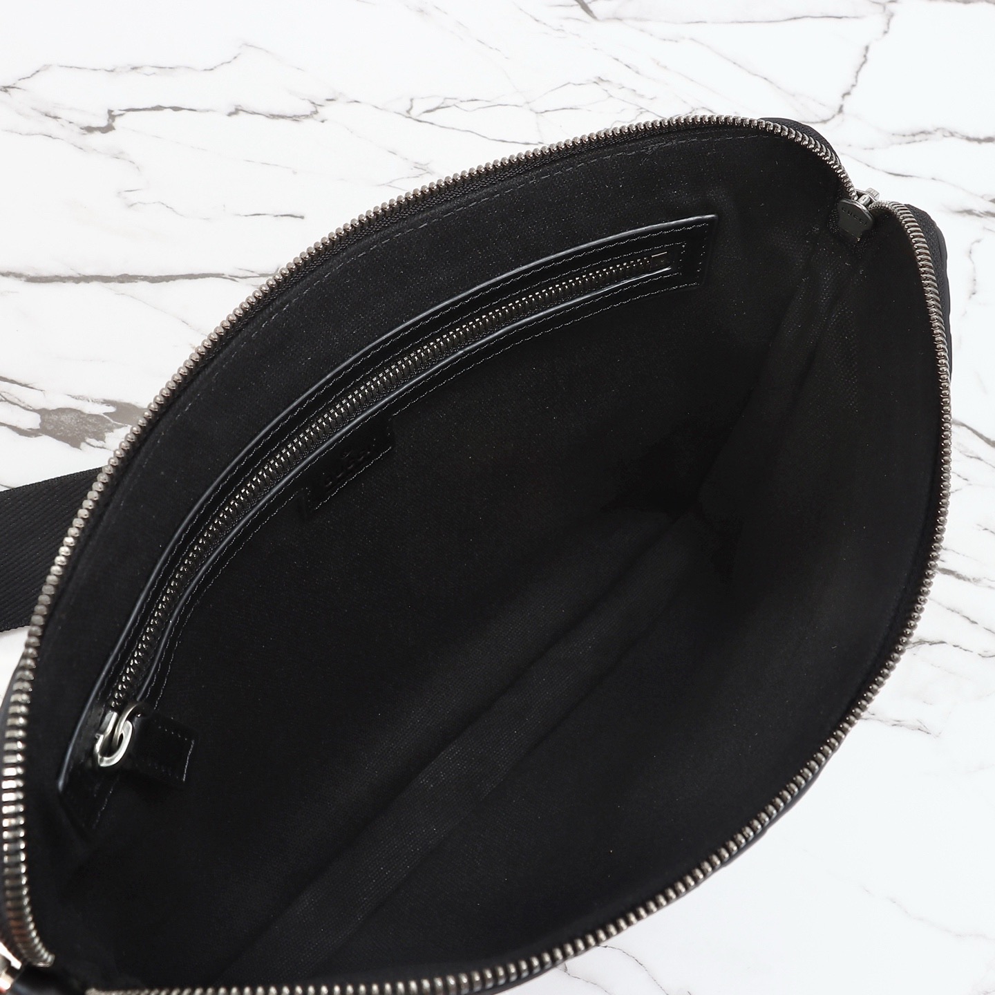 Gucci 구찌 인터로킹 GG 엠보싱 레더 크로스백 블랙 11