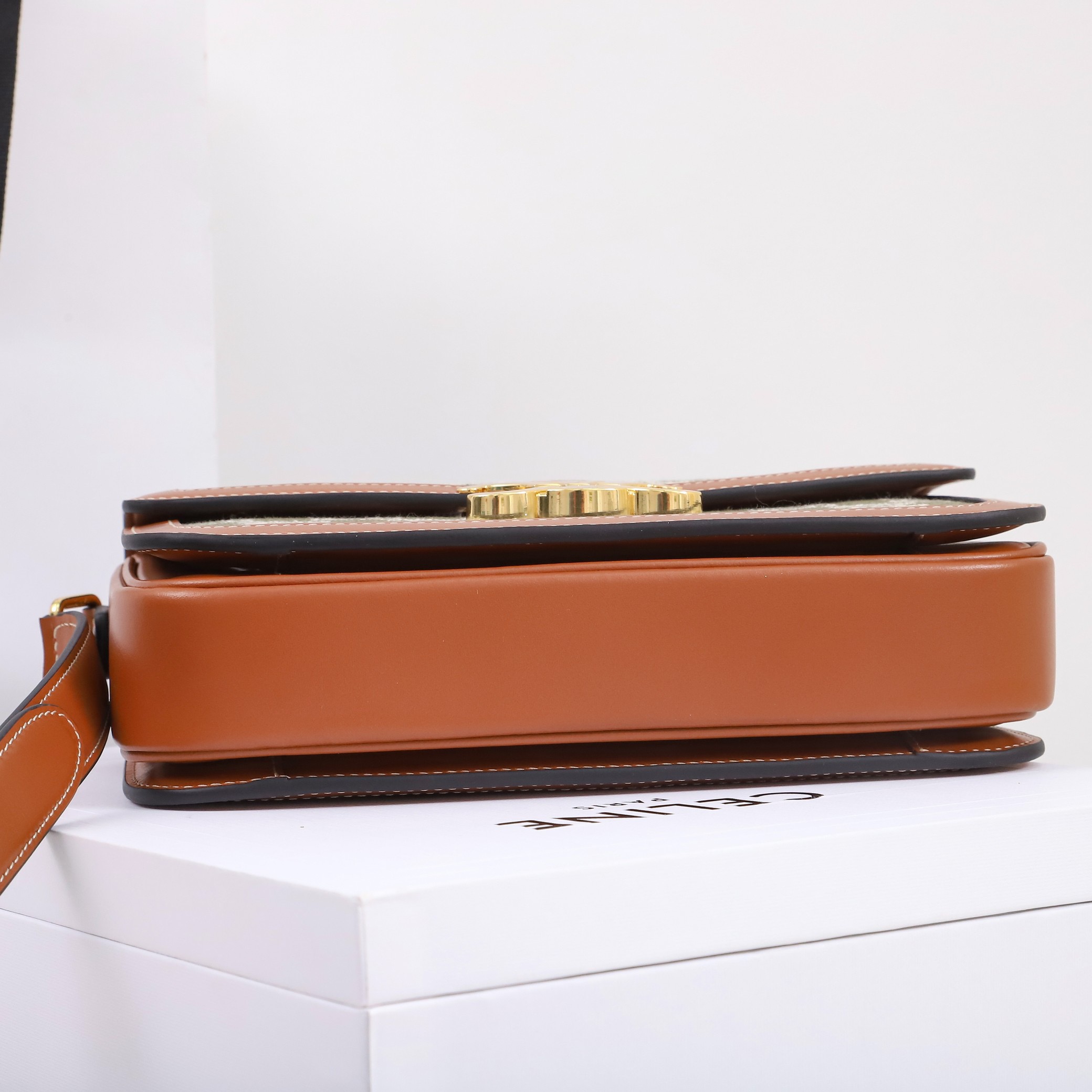 Celine 셀린느 트리오프 클래식 박스 백 미디움 스무스 카프스킨 블랙 골드 6