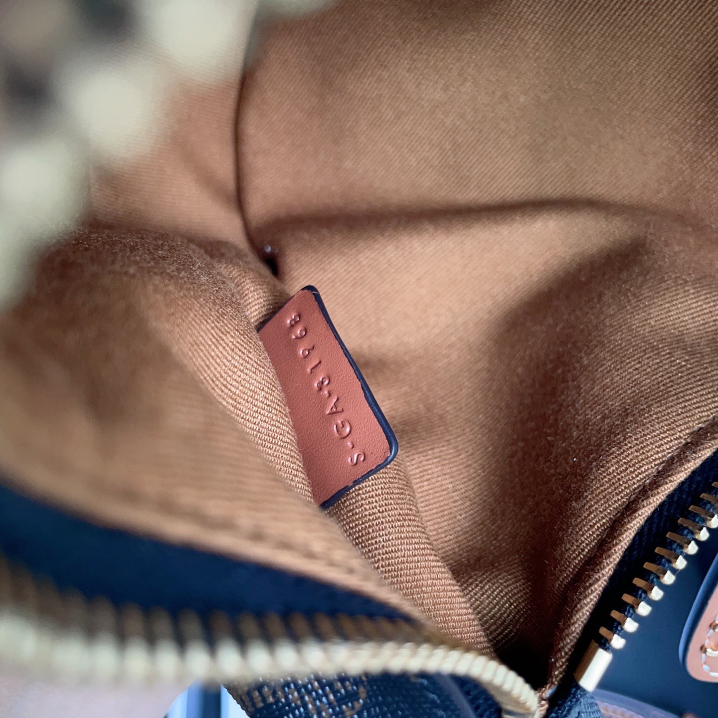 Celine 셀린느 루루 스몰 하프문 호보백 그레인드 카프스킨 파우더 핑크 골드 하드웨어 12