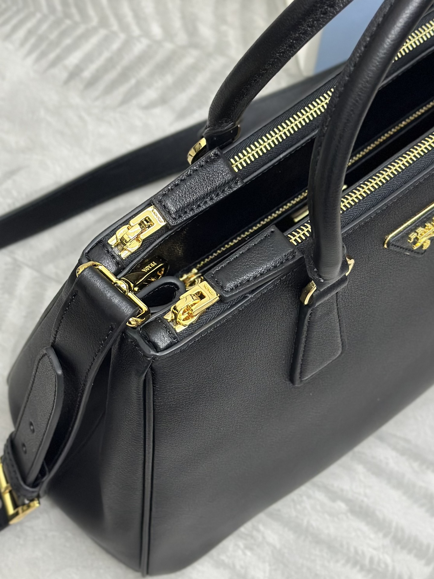 Prada 프라다 1BA274 트리플 컴파트먼트 토트백 그레인드 카프스킨 블랙 골드 4