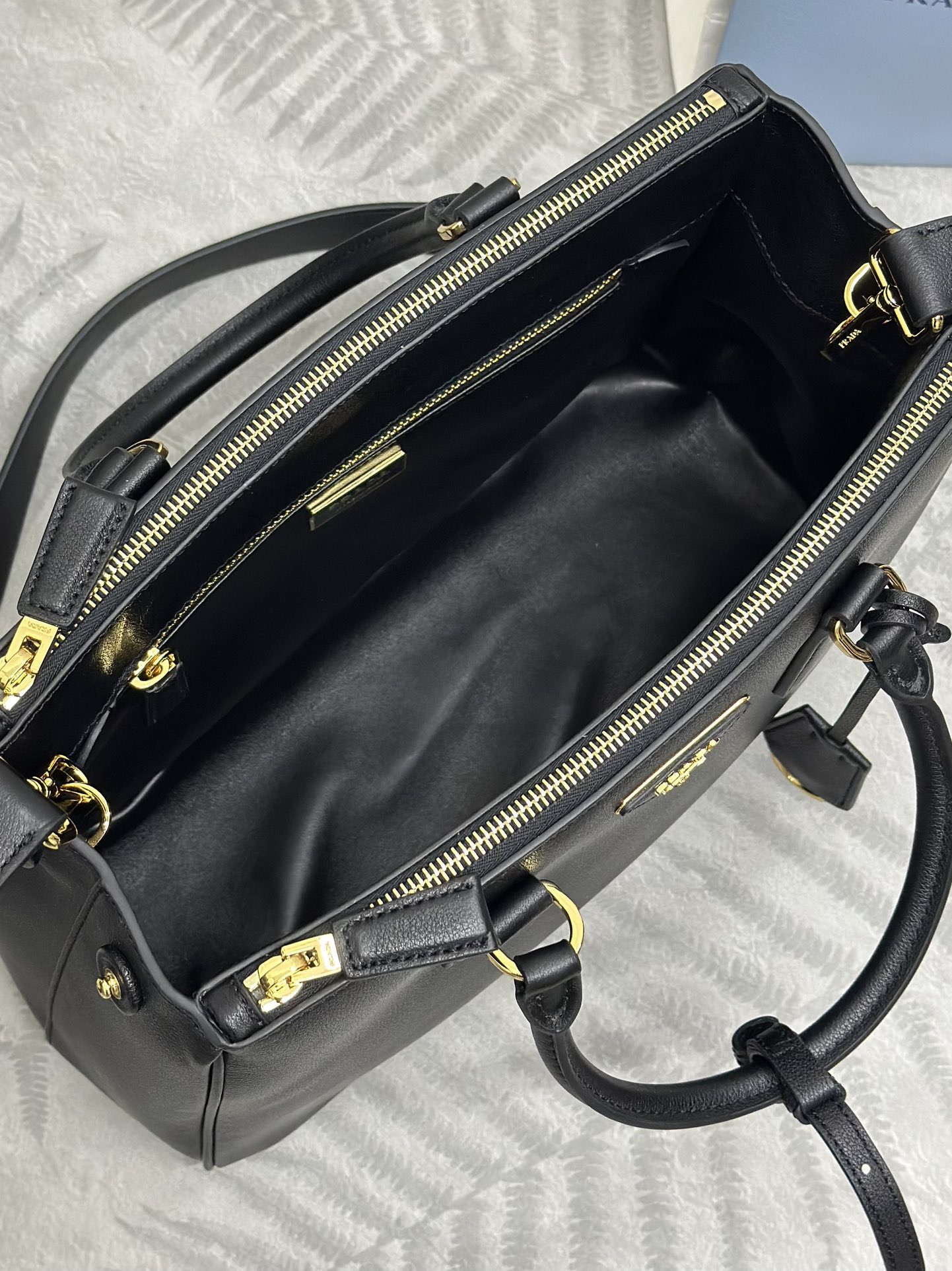 Prada 프라다 1BA274 트리플 컴파트먼트 토트백 그레인드 카프스킨 블랙 골드 8
