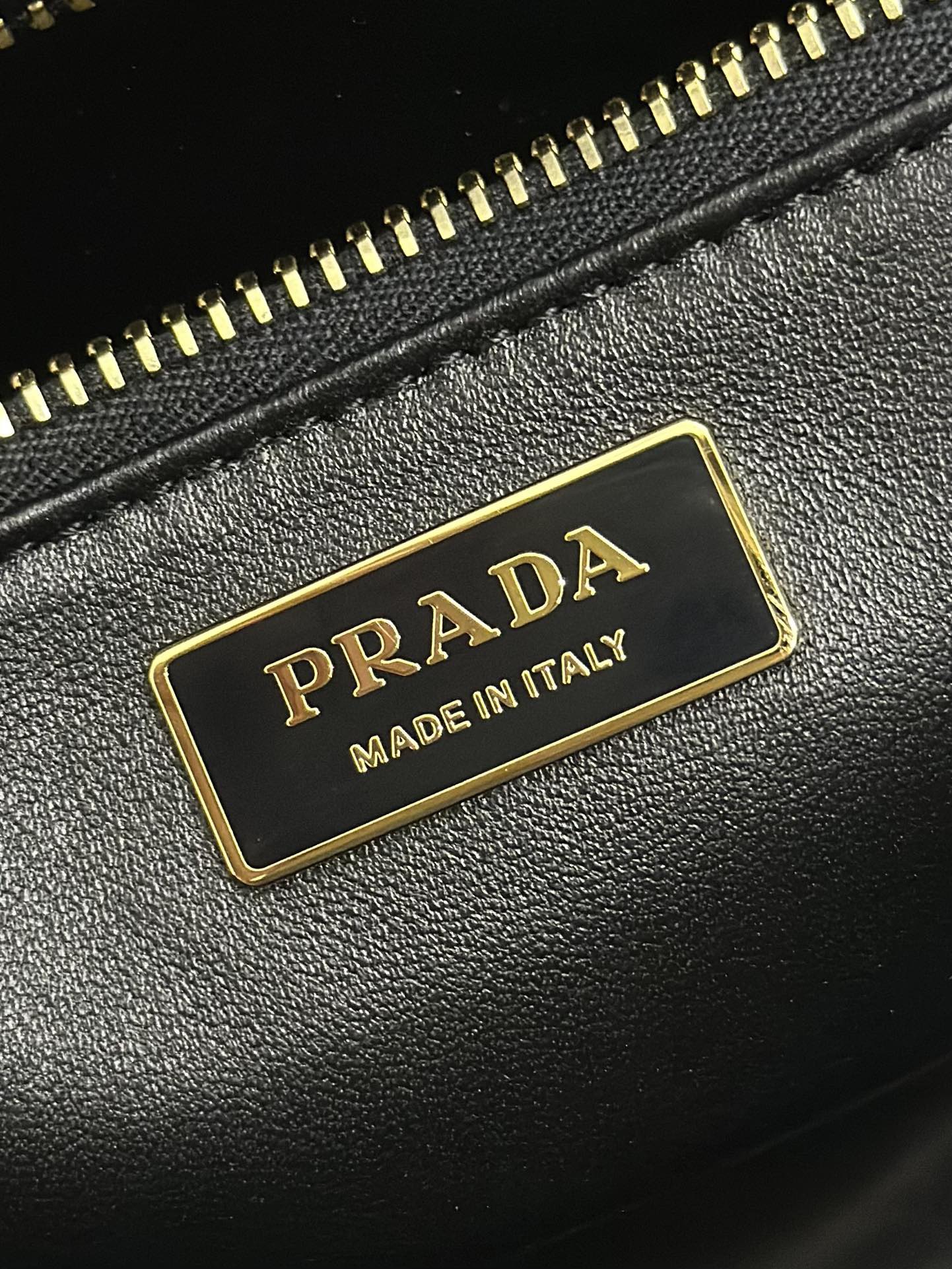 Prada 프라다 1BA274 트리플 컴파트먼트 토트백 그레인드 카프스킨 블랙 골드 9