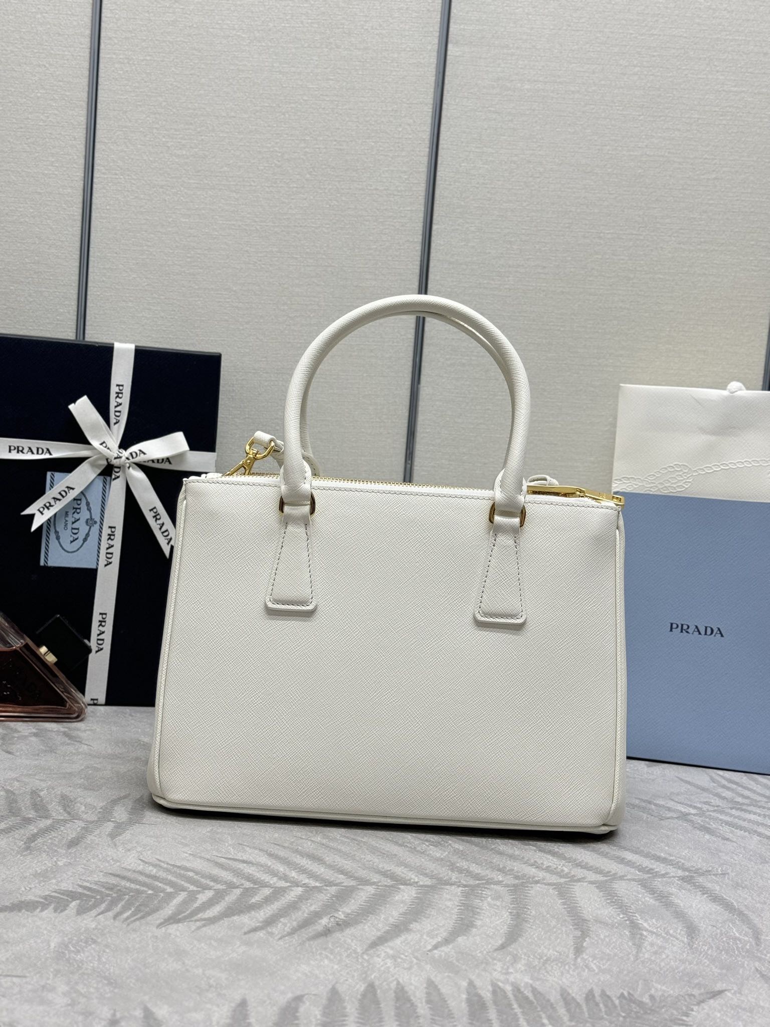 Prada 프라다 1BA863 사피아노 레더 미디엄 토트백 블랙 골드 2