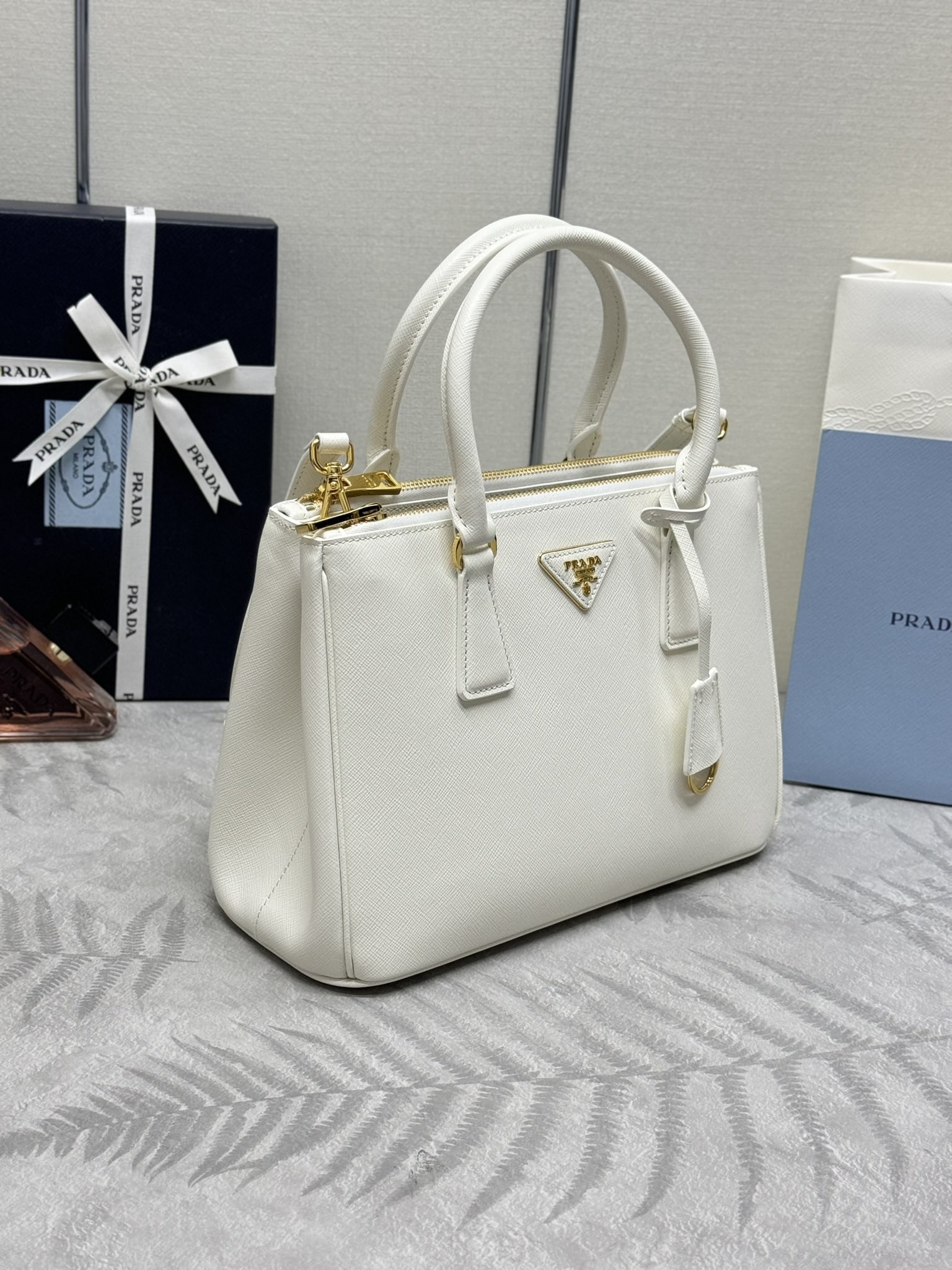 Prada 프라다 1BA863 사피아노 레더 미디엄 토트백 블랙 골드 3
