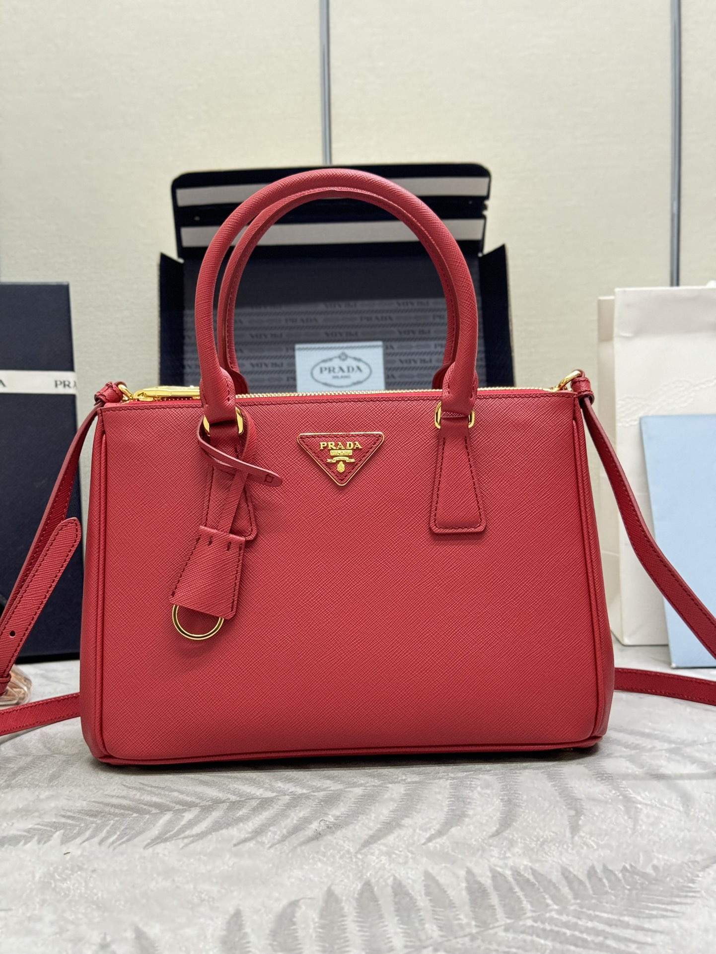 Prada 프라다 1BA863 사피아노 레더 미디엄 토트백 블랙 골드 1