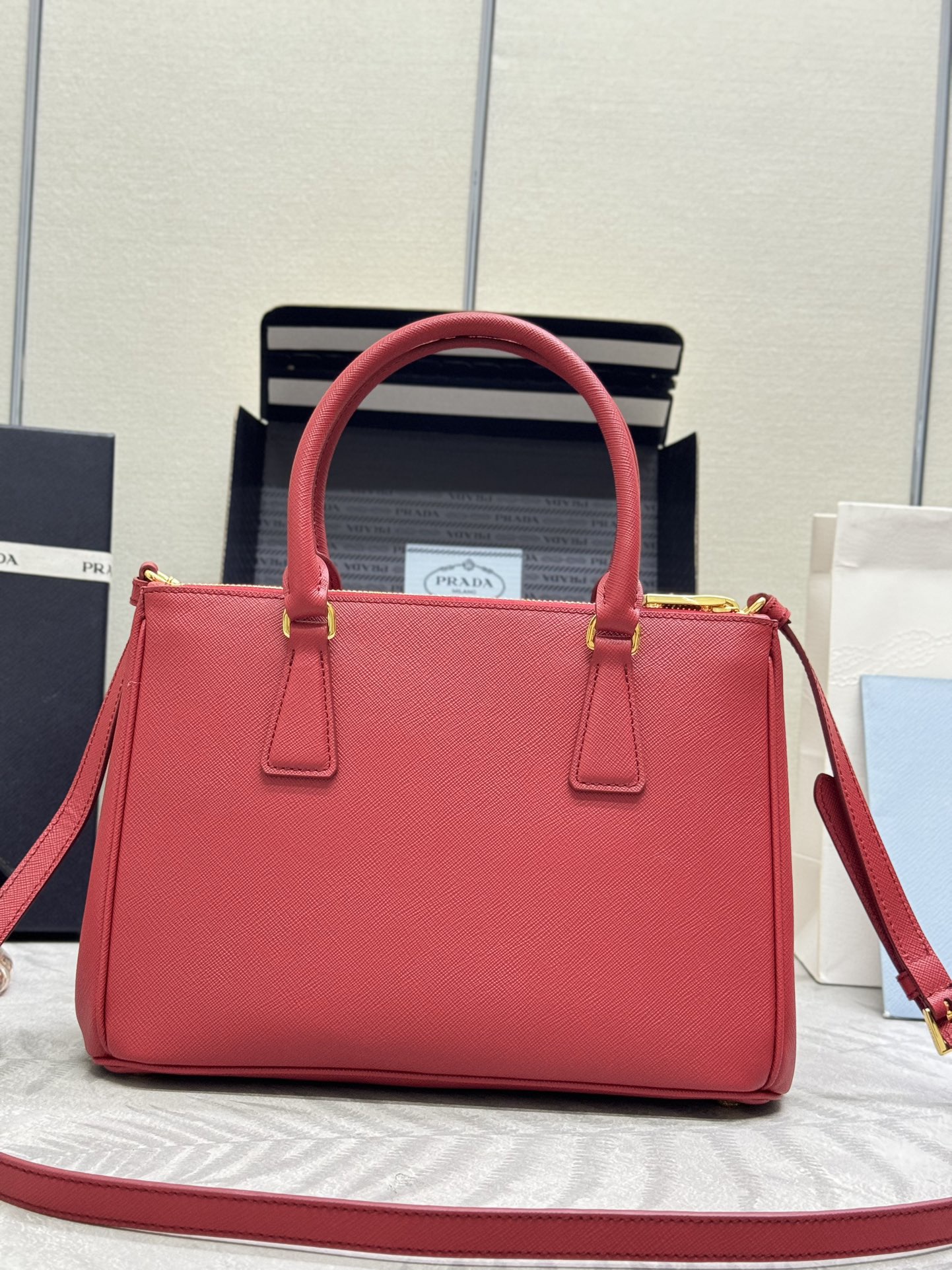 Prada 프라다 1BA863 사피아노 레더 미디엄 토트백 블랙 골드 2