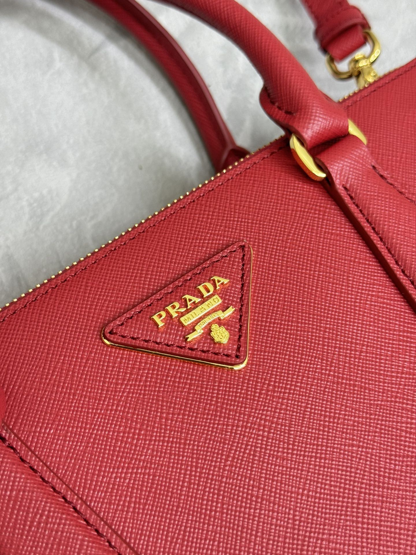 Prada 프라다 1BA863 사피아노 레더 미디엄 토트백 블랙 골드 7