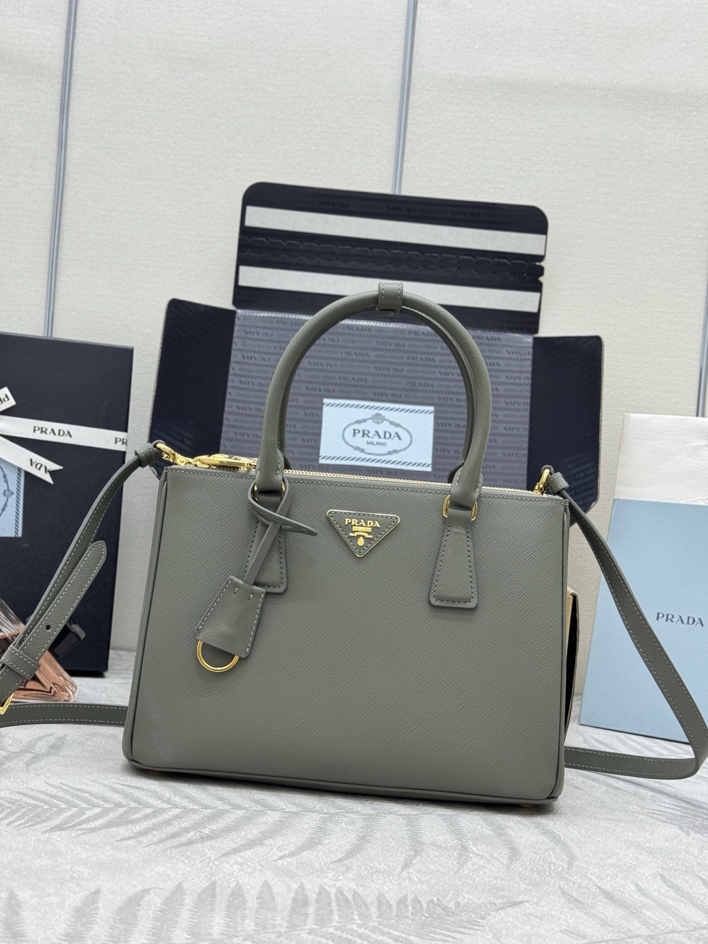 Prada 프라다 1BA863 사피아노 레더 미디엄 토트백 블랙 골드 1