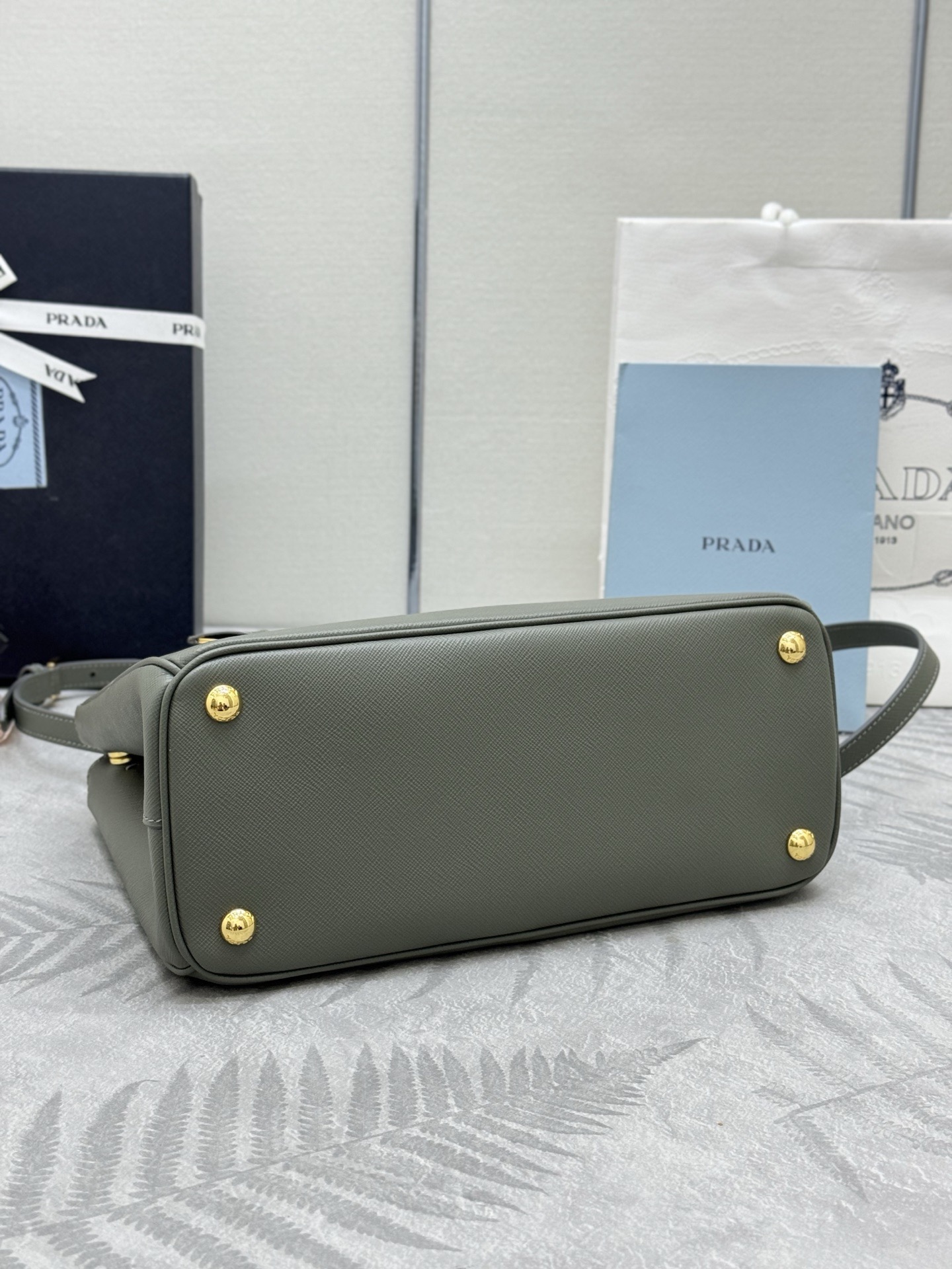 Prada 프라다 1BA863 사피아노 레더 미디엄 토트백 블랙 골드 5