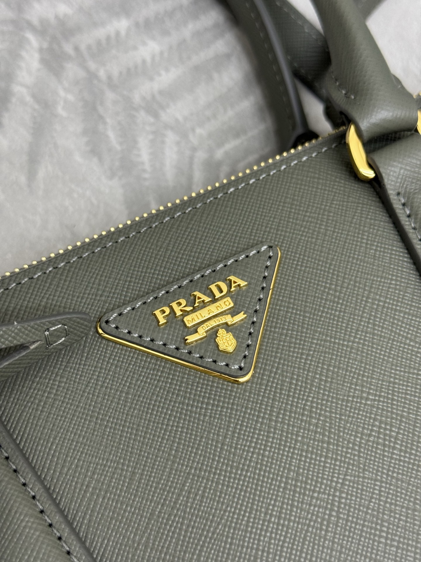 Prada 프라다 1BA863 사피아노 레더 미디엄 토트백 블랙 골드 6