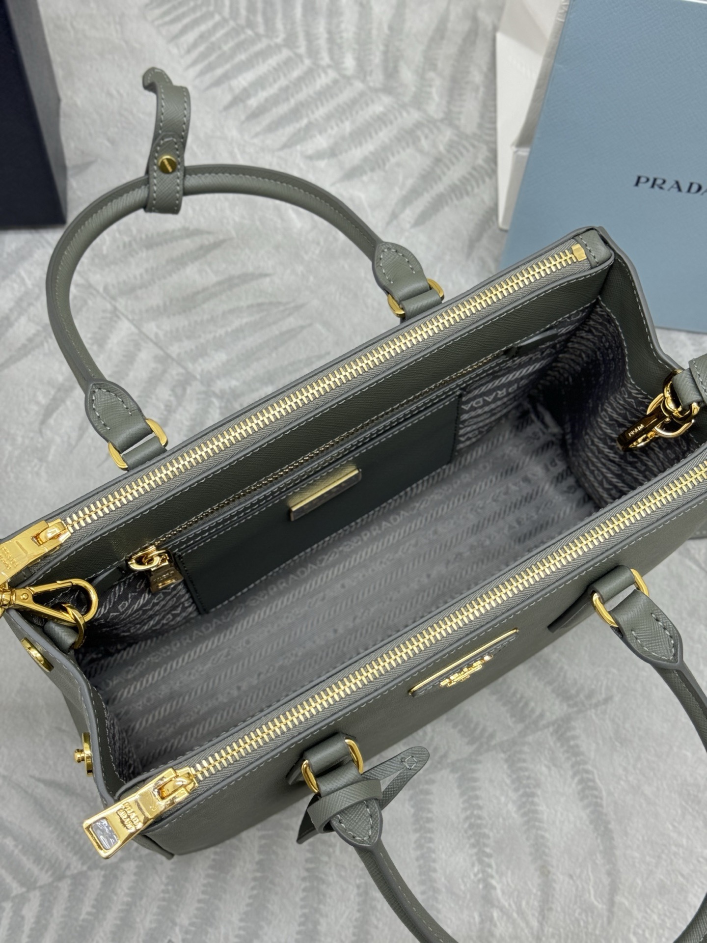 Prada 프라다 1BA863 사피아노 레더 미디엄 토트백 블랙 골드 7