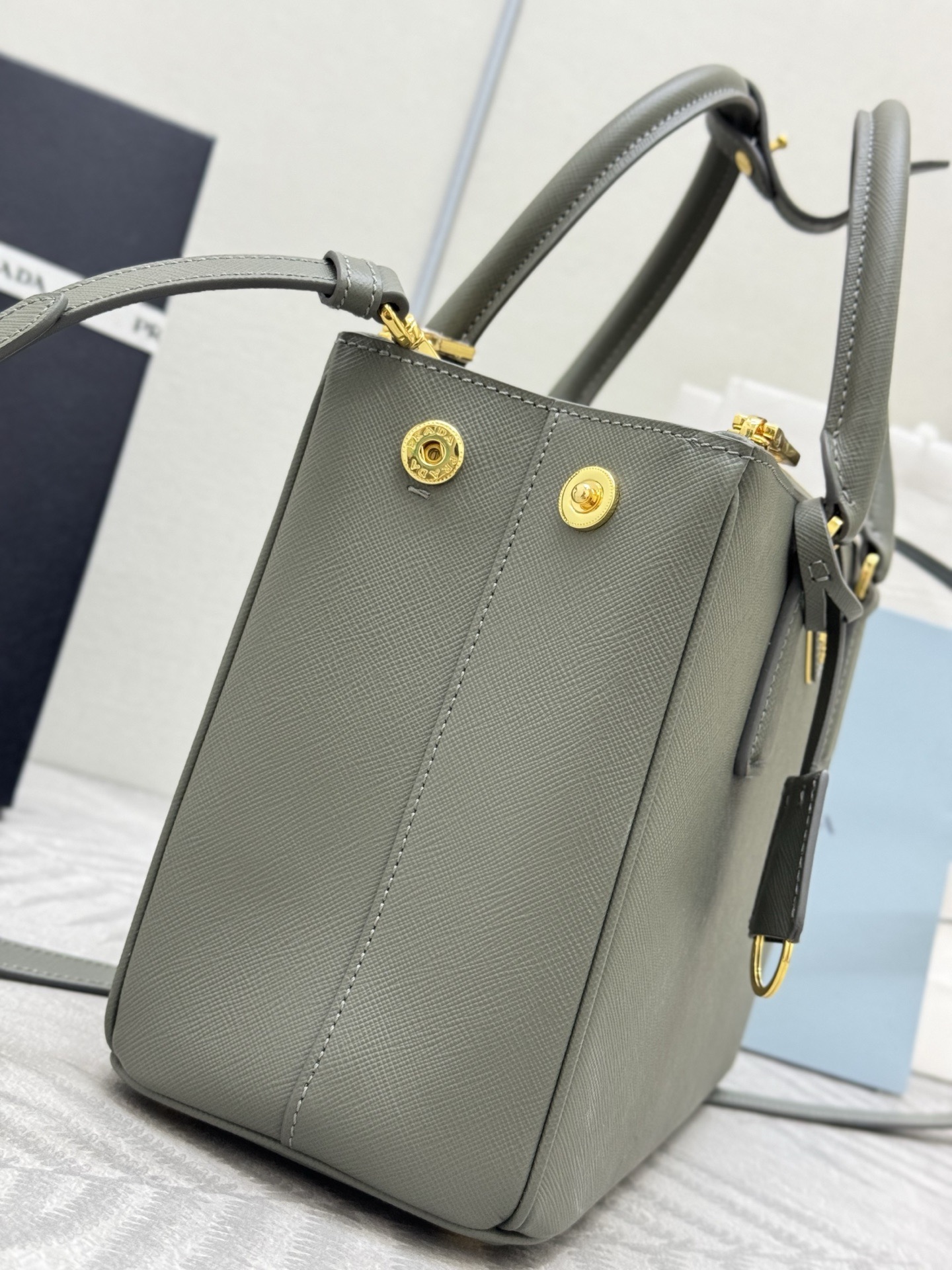 Prada 프라다 1BA863 사피아노 레더 미디엄 토트백 블랙 골드 8