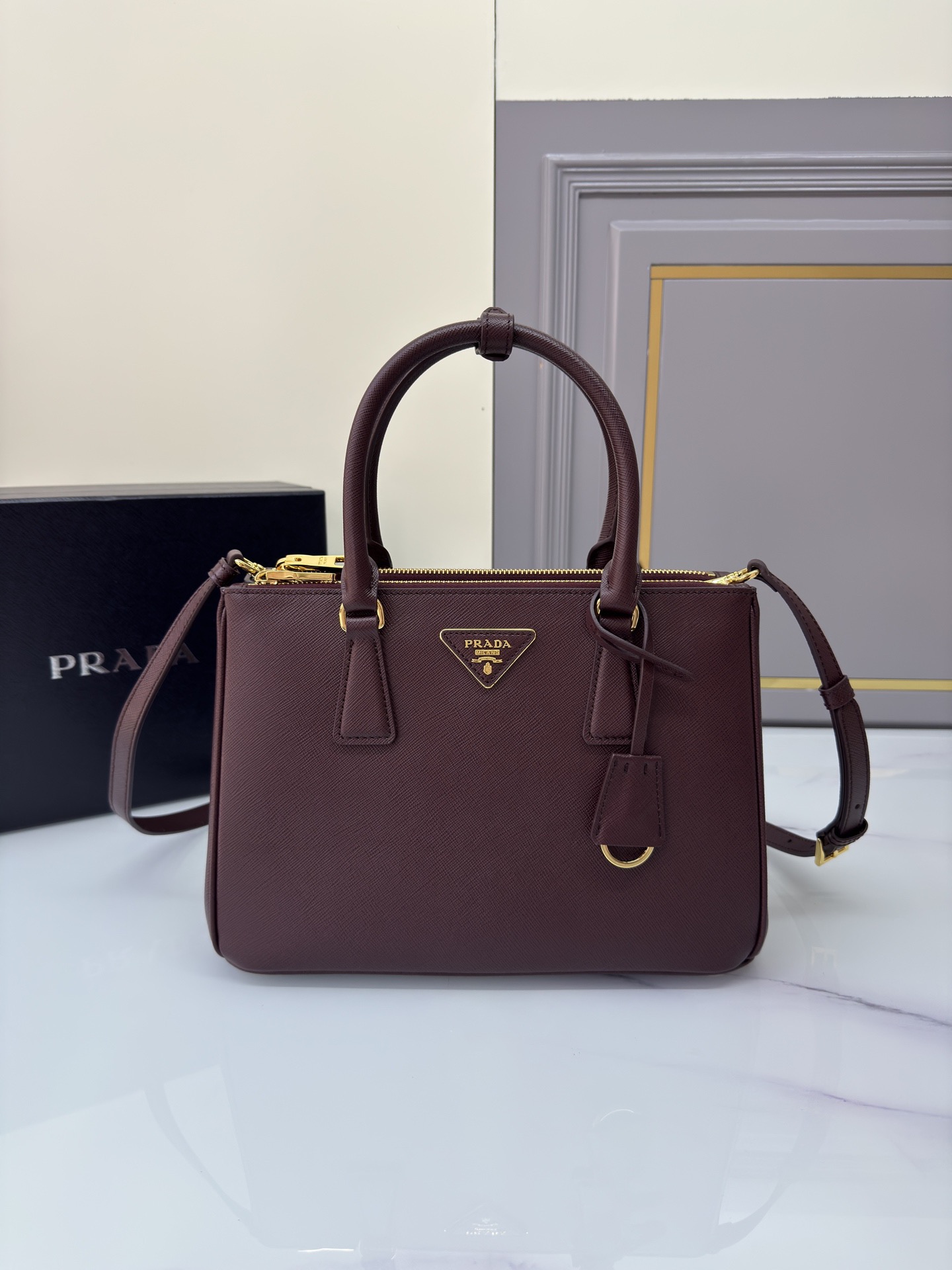 Prada 프라다 1BA863 사피아노 레더 미디엄 토트백 블랙 골드 1