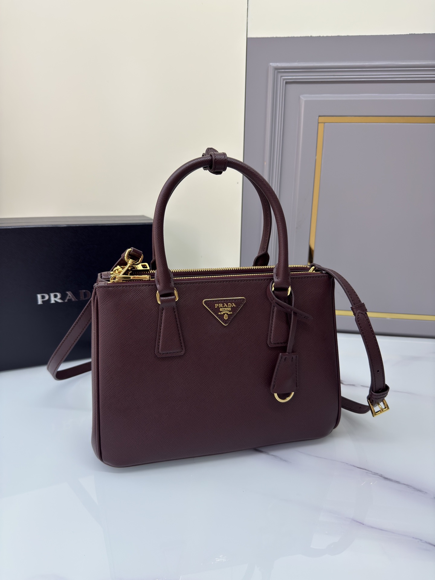 Prada 프라다 1BA863 사피아노 레더 미디엄 토트백 블랙 골드 3