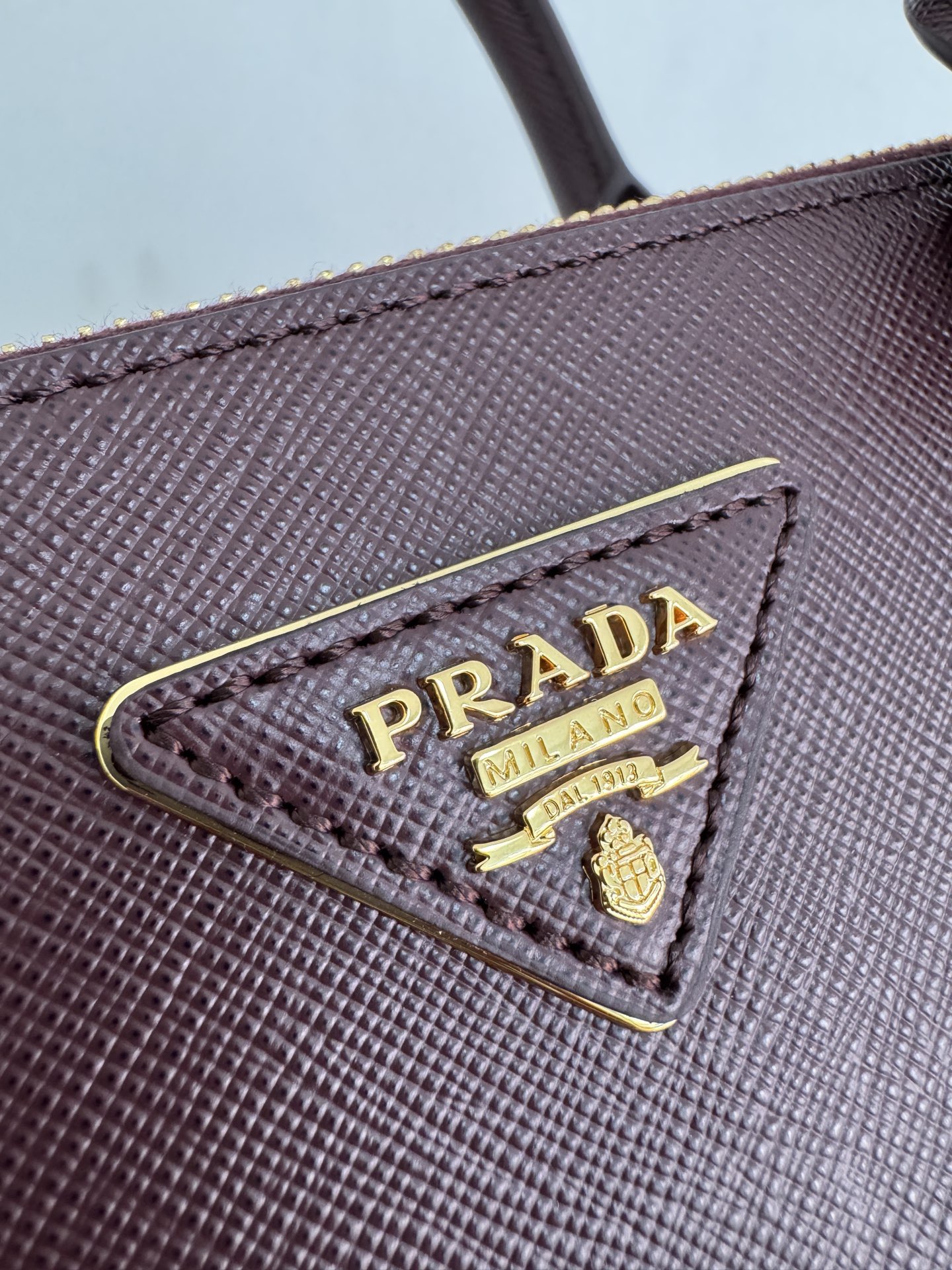 Prada 프라다 1BA863 사피아노 레더 미디엄 토트백 블랙 골드 4