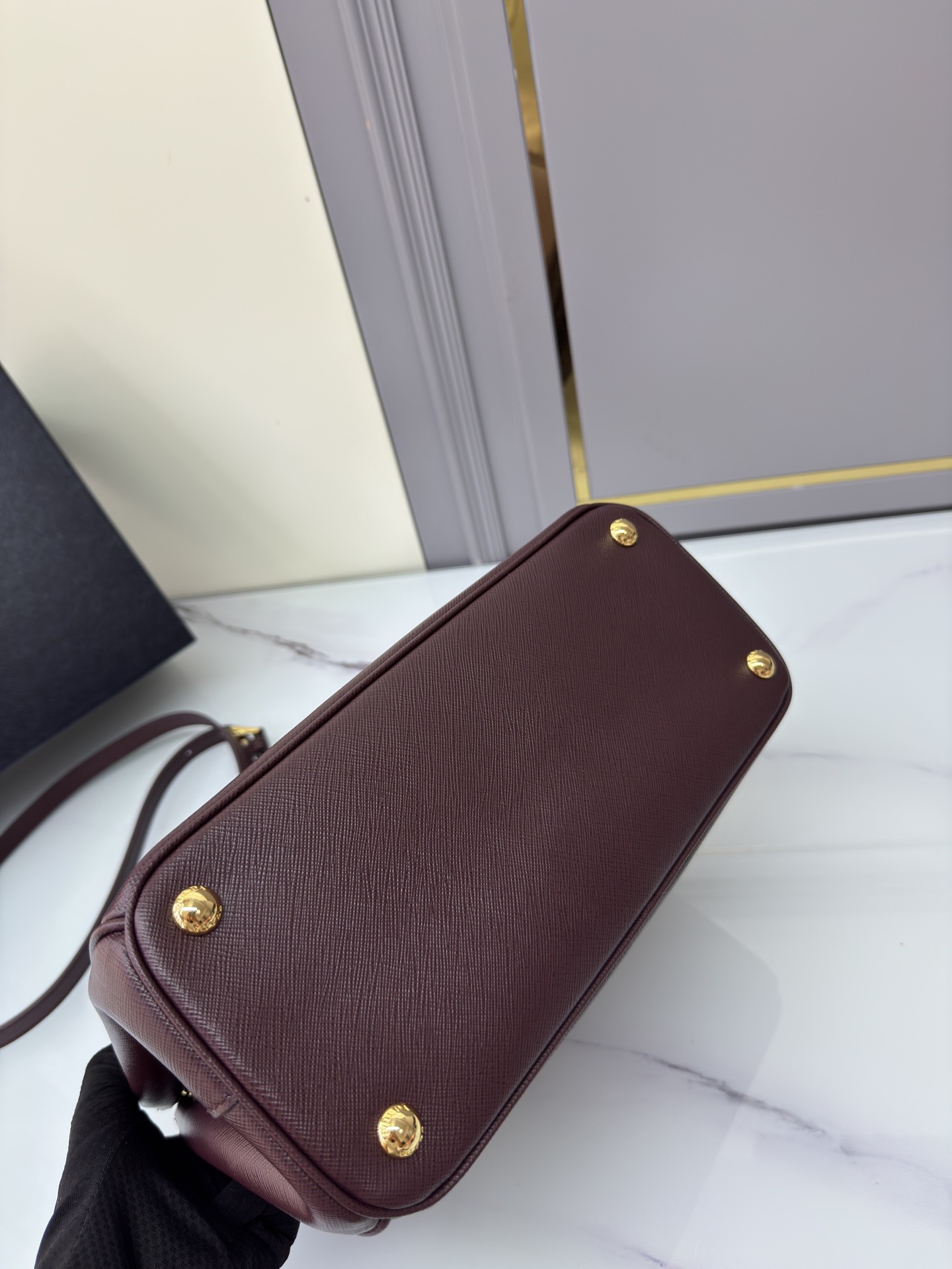 Prada 프라다 1BA863 사피아노 레더 미디엄 토트백 블랙 골드 6