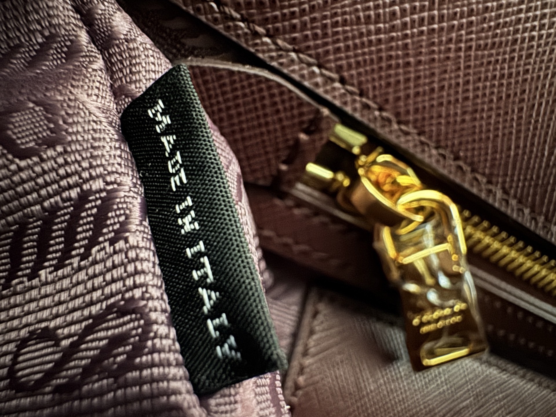 Prada 프라다 1BA863 사피아노 레더 미디엄 토트백 블랙 골드 9