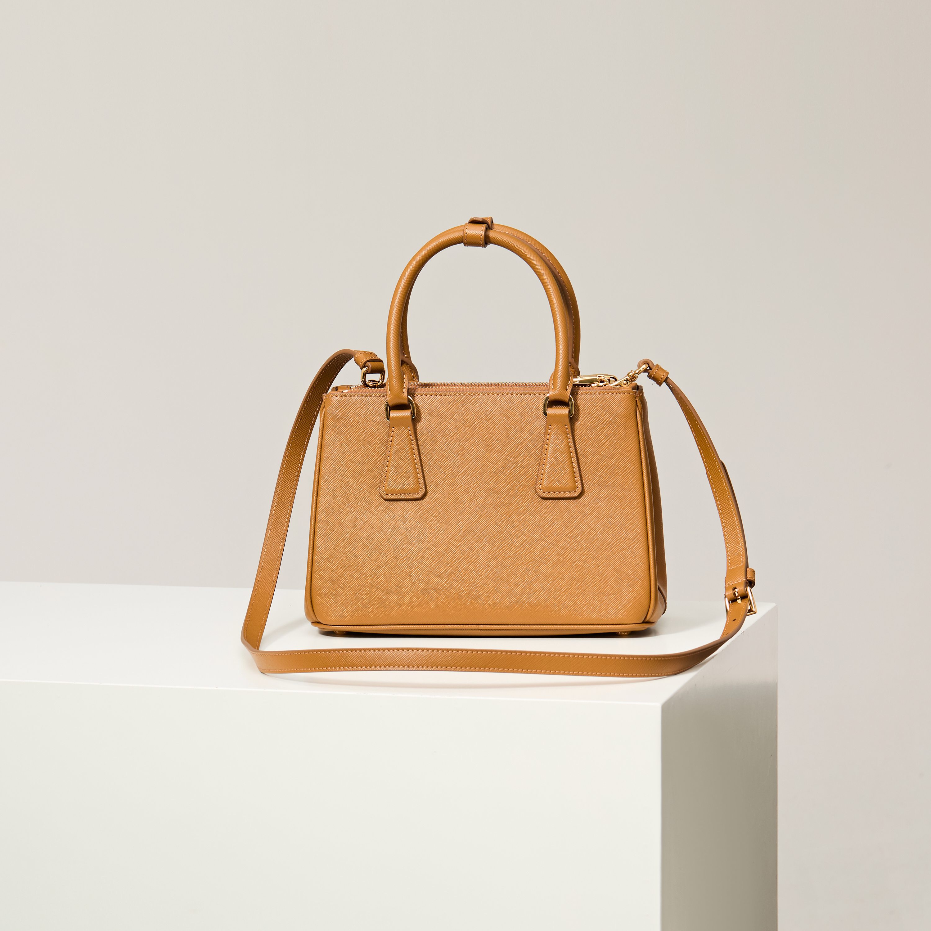 Prada 프라다 갤러리아 미니 탑핸들백 사피아노 레더 캐러멜 브라운 골드 2