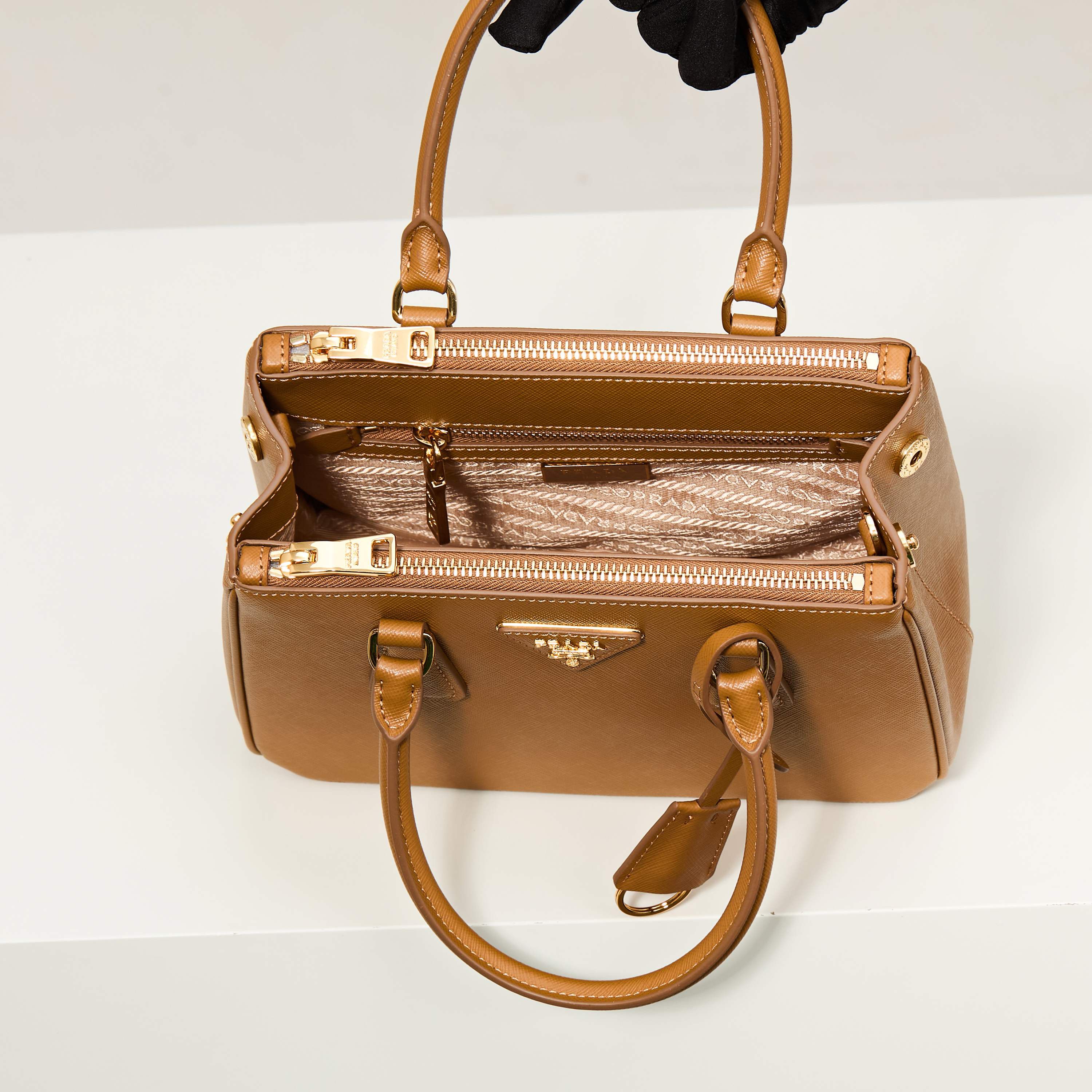 Prada 프라다 갤러리아 미니 탑핸들백 사피아노 레더 캐러멜 브라운 골드 9