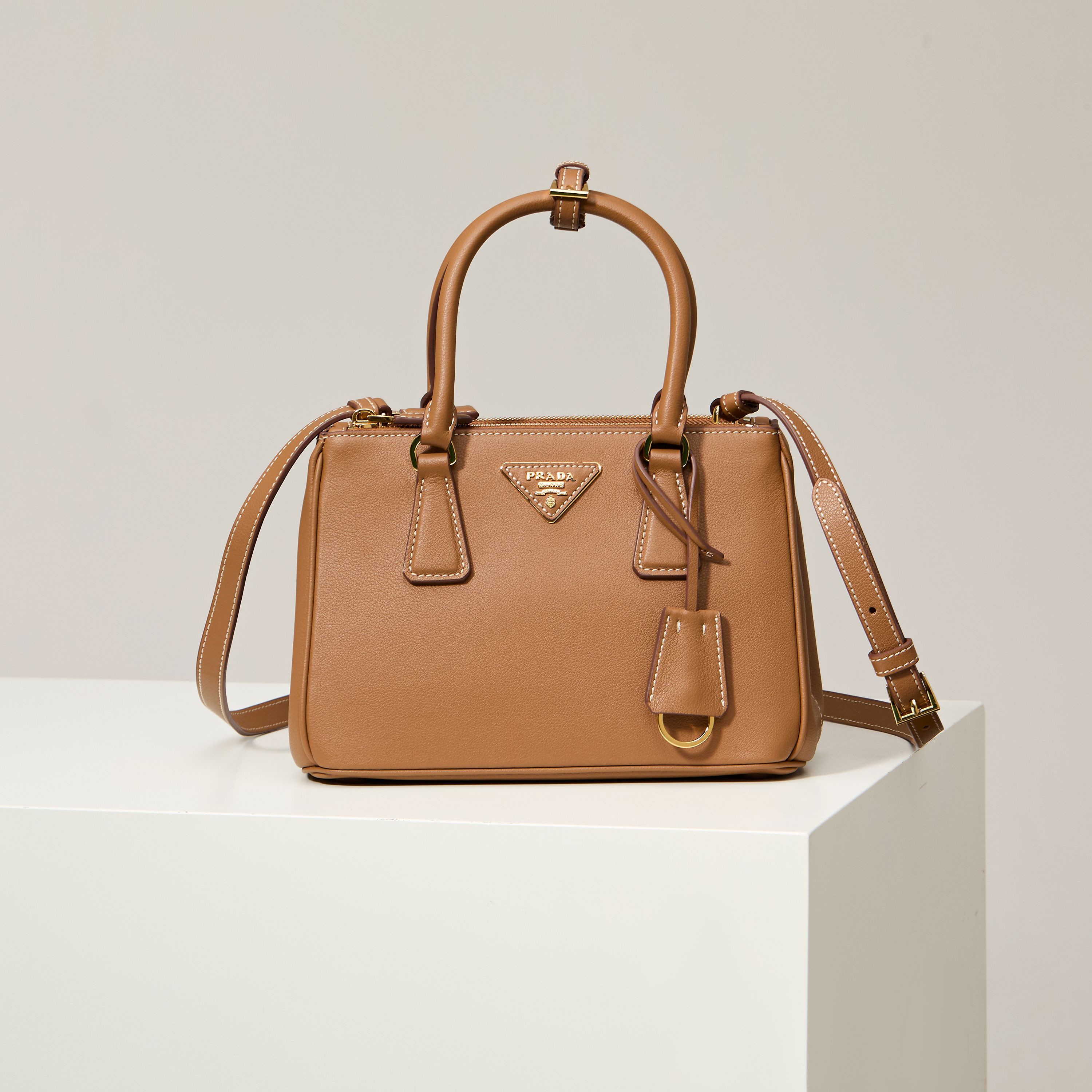 Prada 프라다 갤러리아 스몰 토트백 그레인드 카프스킨 카멜 브라운 골드 하드웨어 1BA896 20cm 1