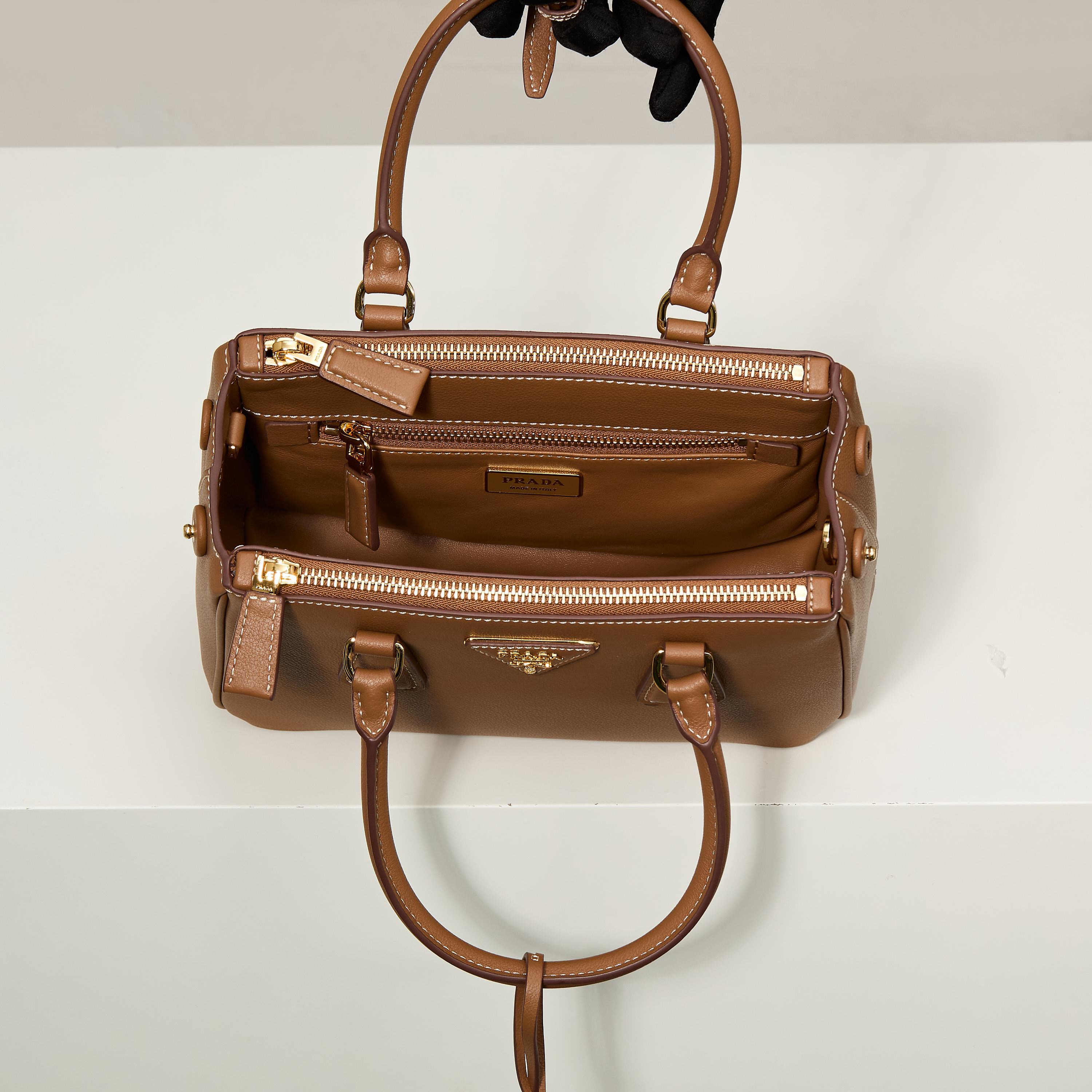 Prada 프라다 갤러리아 스몰 토트백 그레인드 카프스킨 카멜 브라운 골드 하드웨어 1BA896 20cm 9