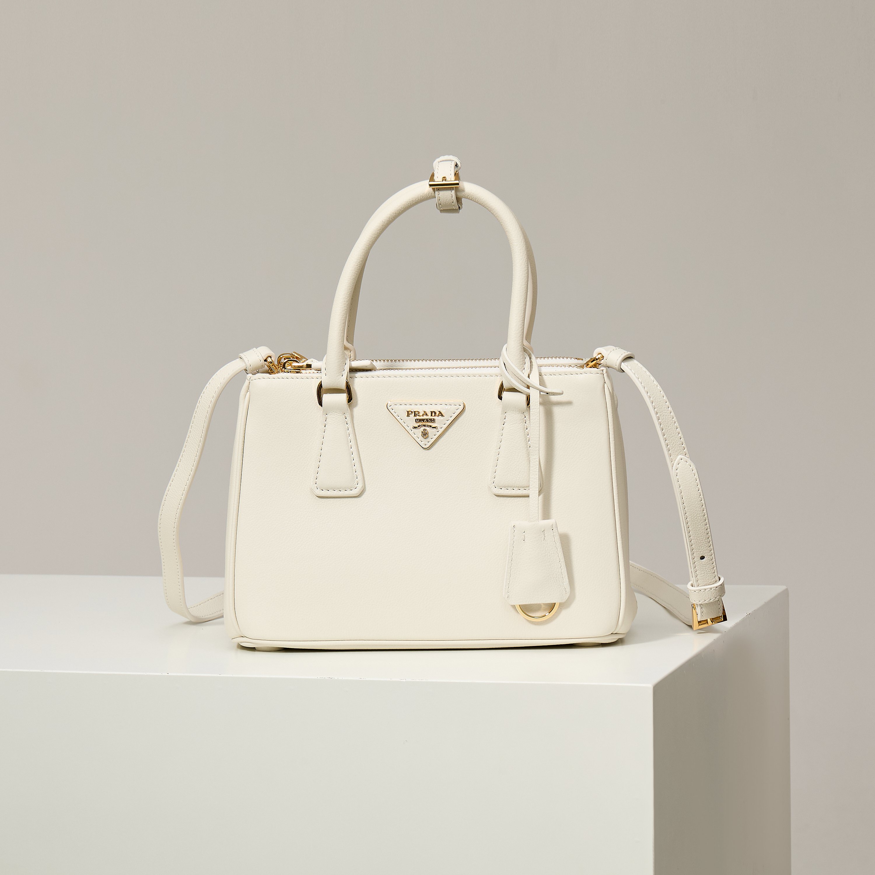 Prada 프라다 갤러리아 스몰 토트백 그레인드 카프스킨 아이보 골드 하드웨어 1BA896 20cm 1