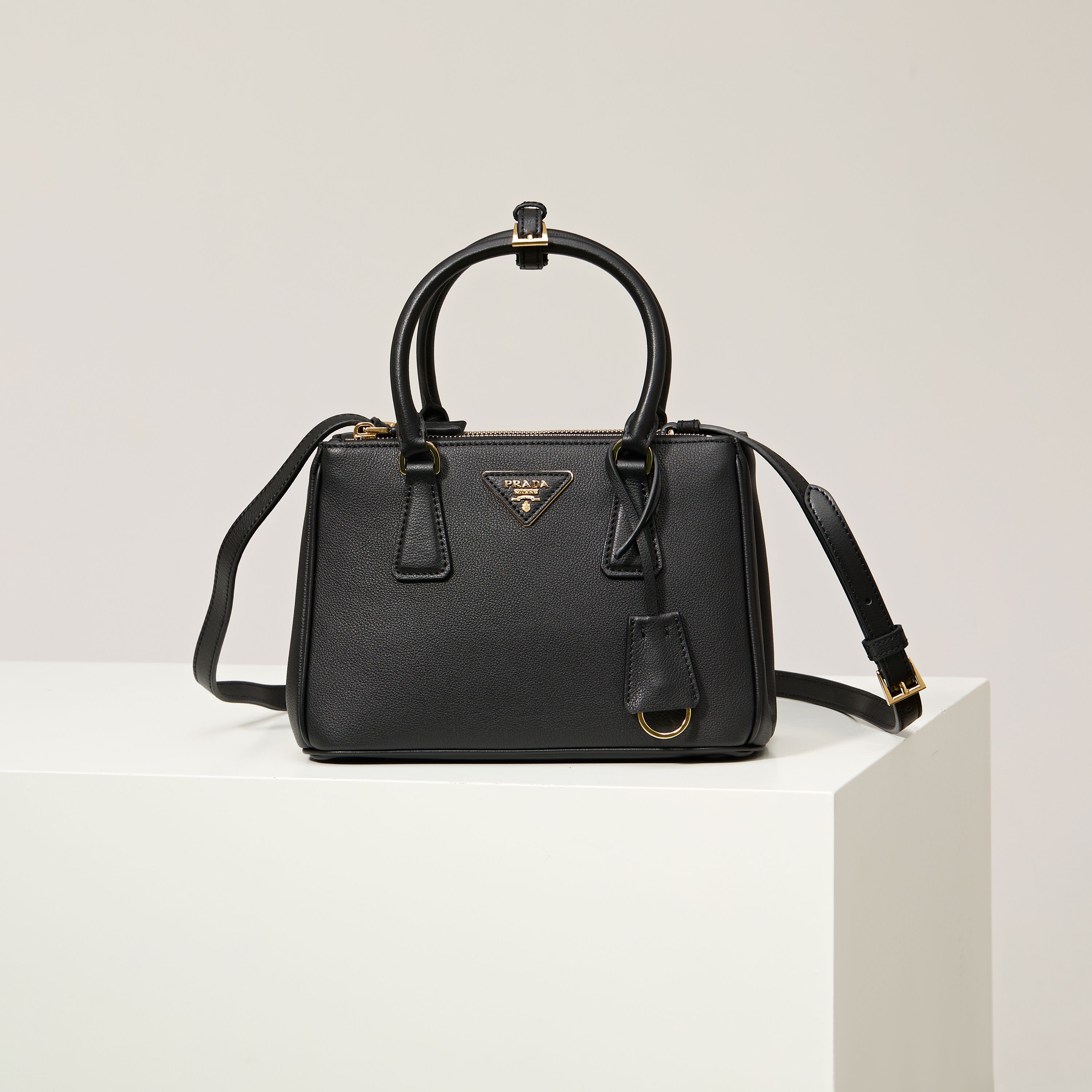 Prada 프라다 갤러리아 스몰 토트백 그레인드 카프스킨 카멜 블랙 골드 하드웨어 1BA896 20cm 1