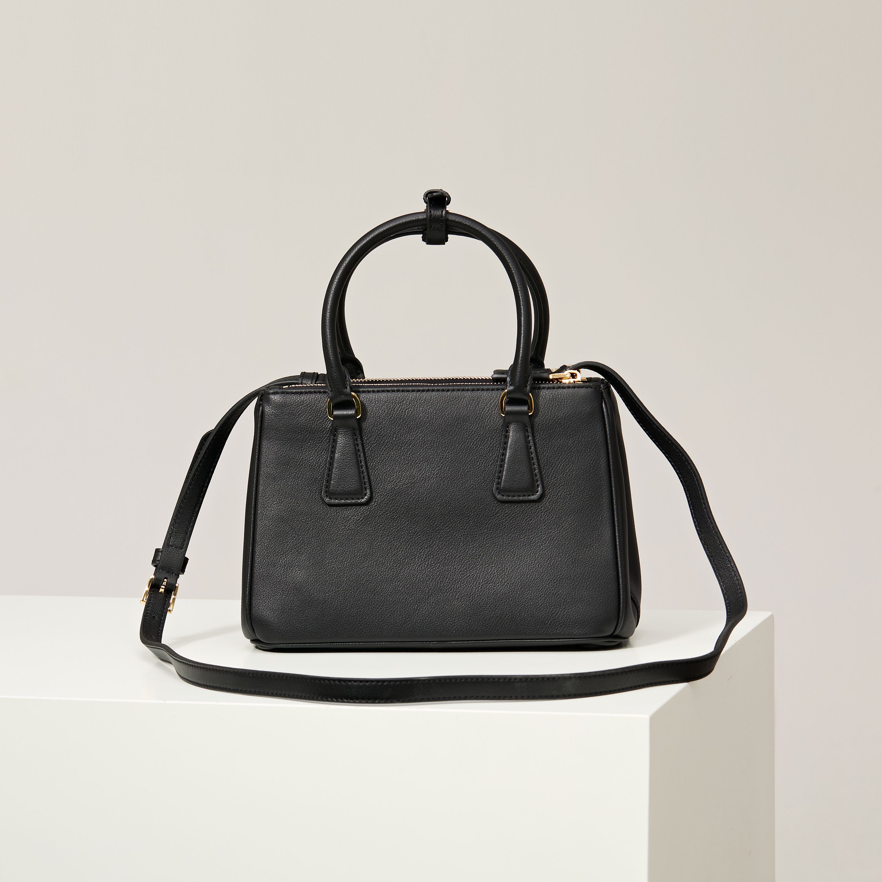 Prada 프라다 갤러리아 스몰 토트백 그레인드 카프스킨 카멜 블랙 골드 하드웨어 1BA896 20cm 2