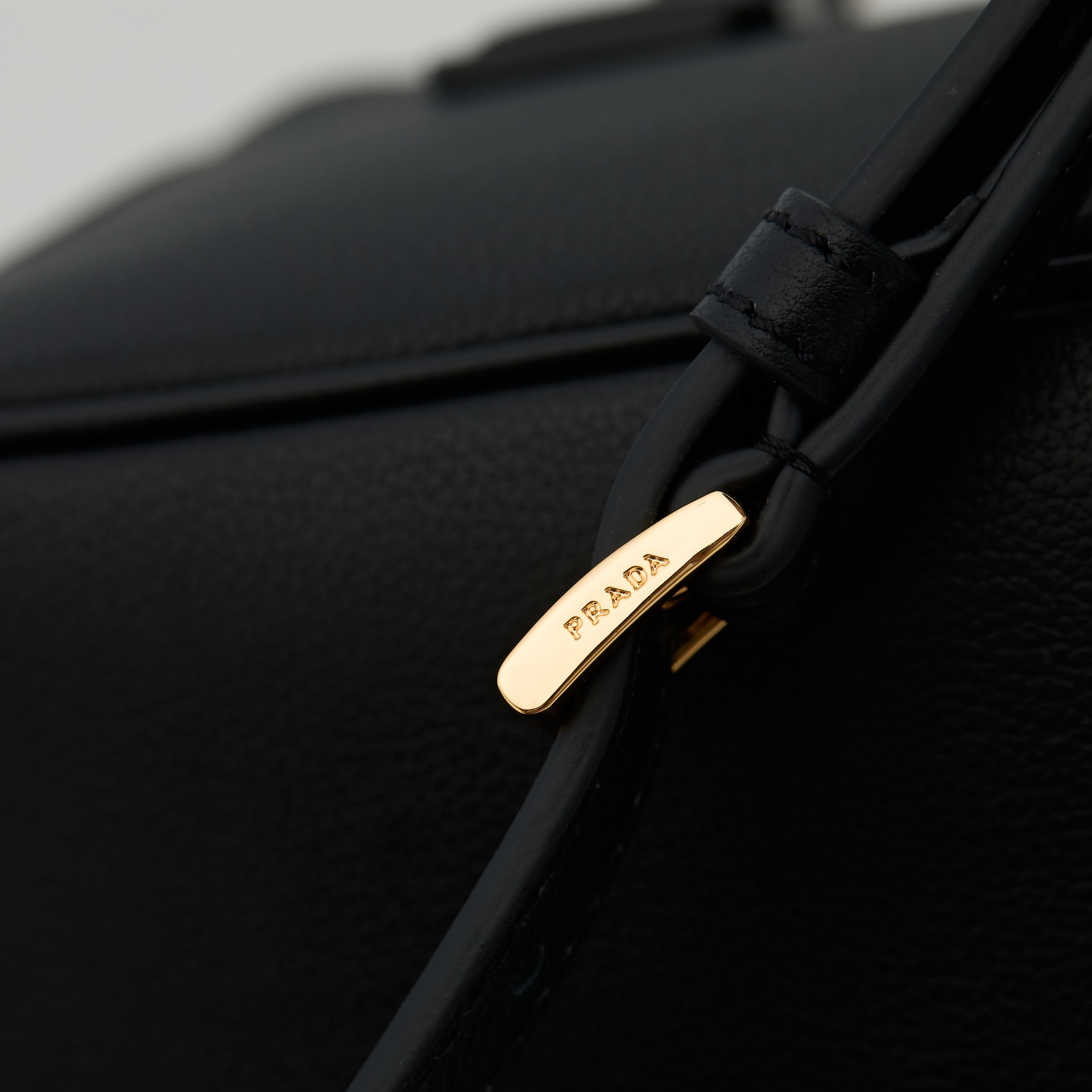 Prada 프라다 갤러리아 스몰 토트백 그레인드 카프스킨 카멜 블랙 골드 하드웨어 1BA896 20cm 14