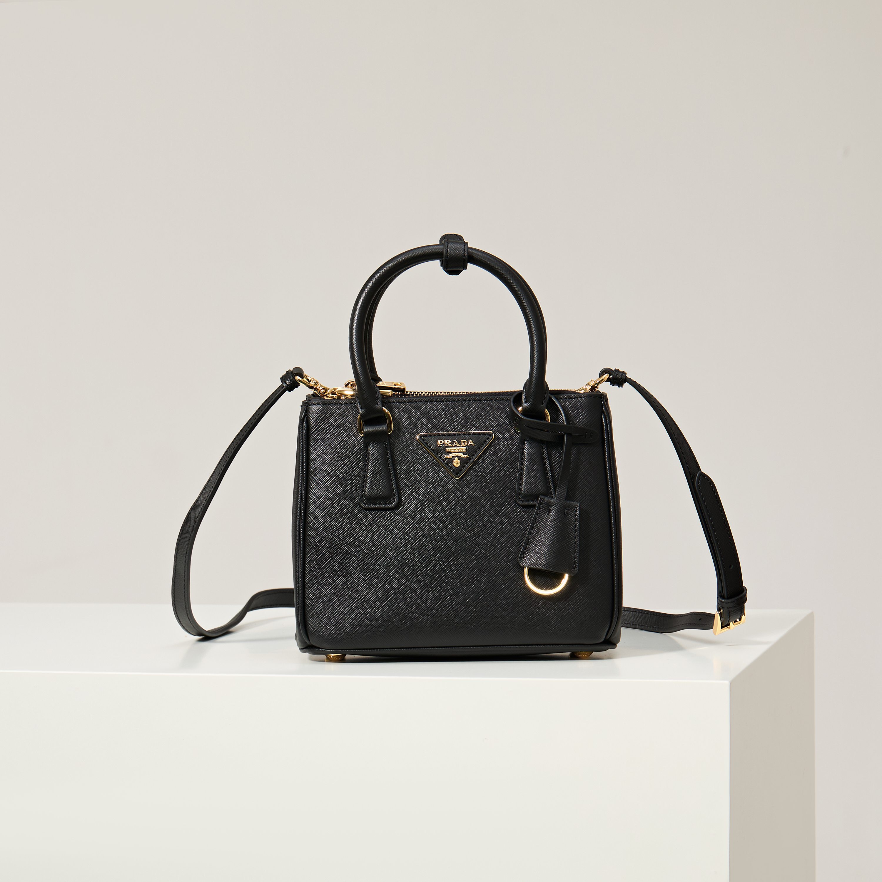 Prada 프라다 미니 갤러리아 토트백 사피아노 레더 블랙 골드 20cm 1