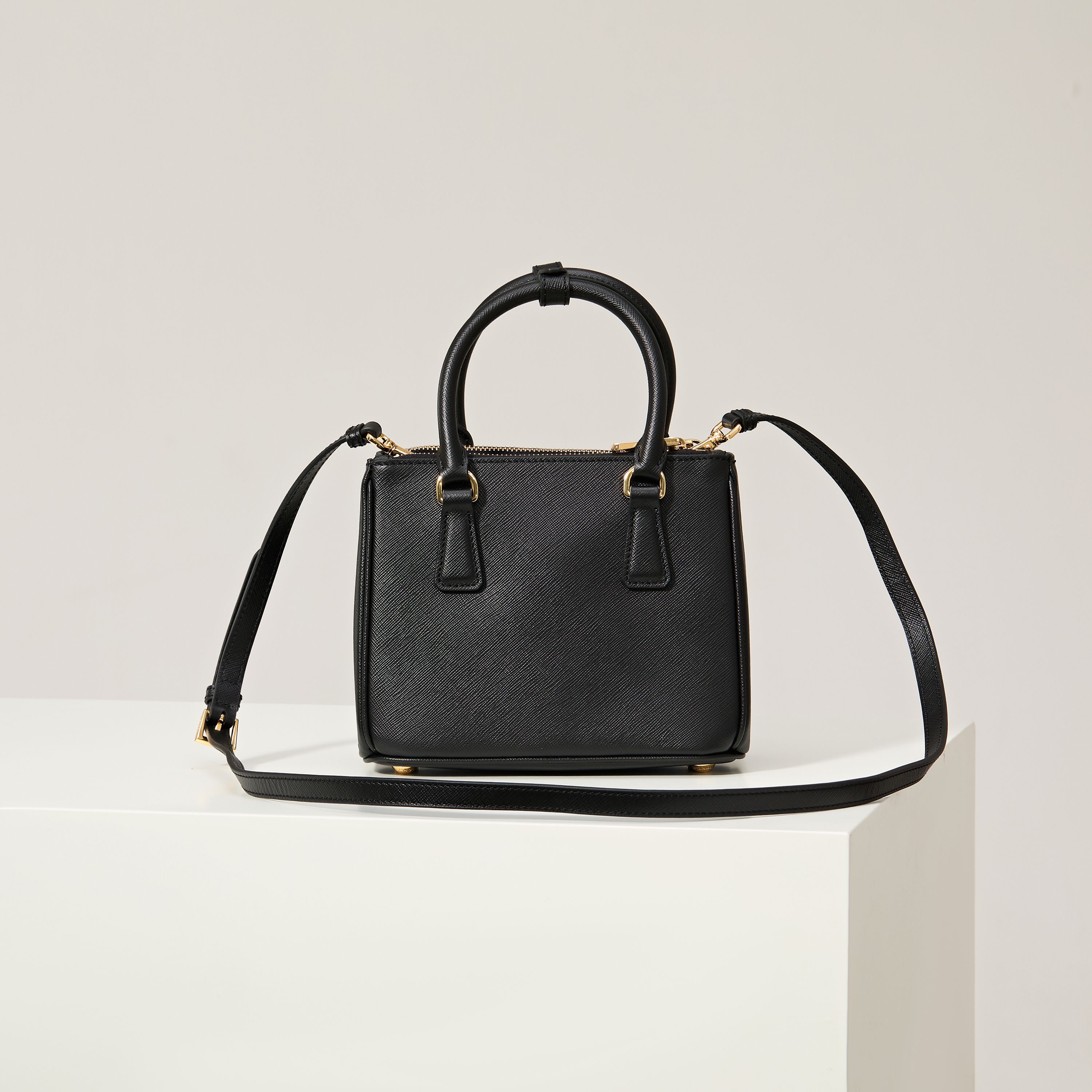 Prada 프라다 미니 갤러리아 토트백 사피아노 레더 블랙 골드 20cm 2