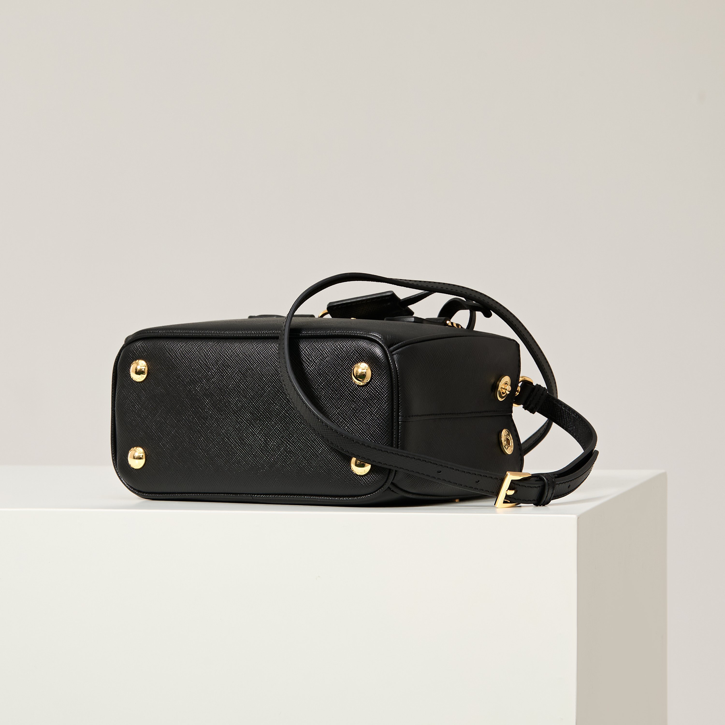 Prada 프라다 미니 갤러리아 토트백 사피아노 레더 블랙 골드 20cm 4