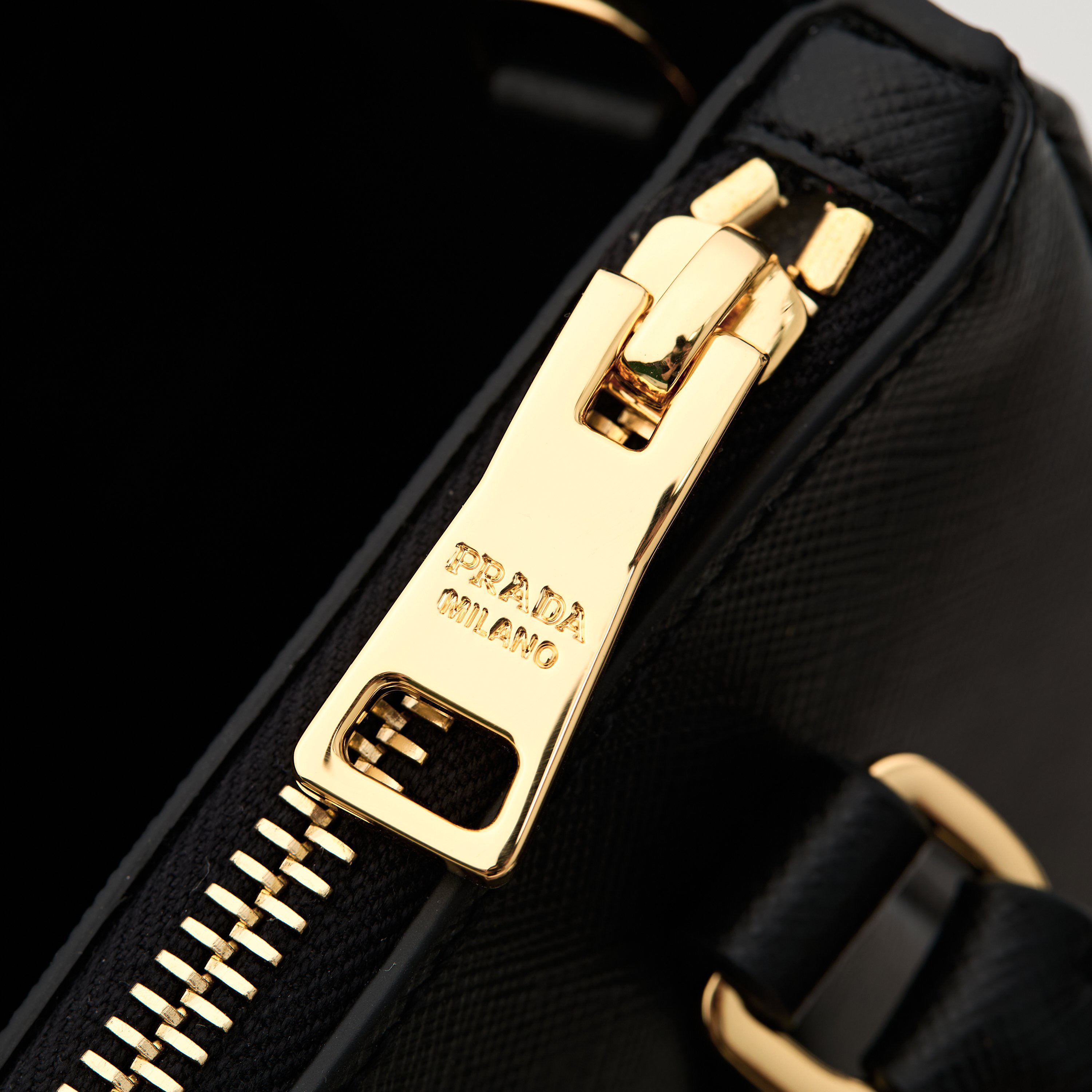 Prada 프라다 미니 갤러리아 토트백 사피아노 레더 블랙 골드 20cm 7