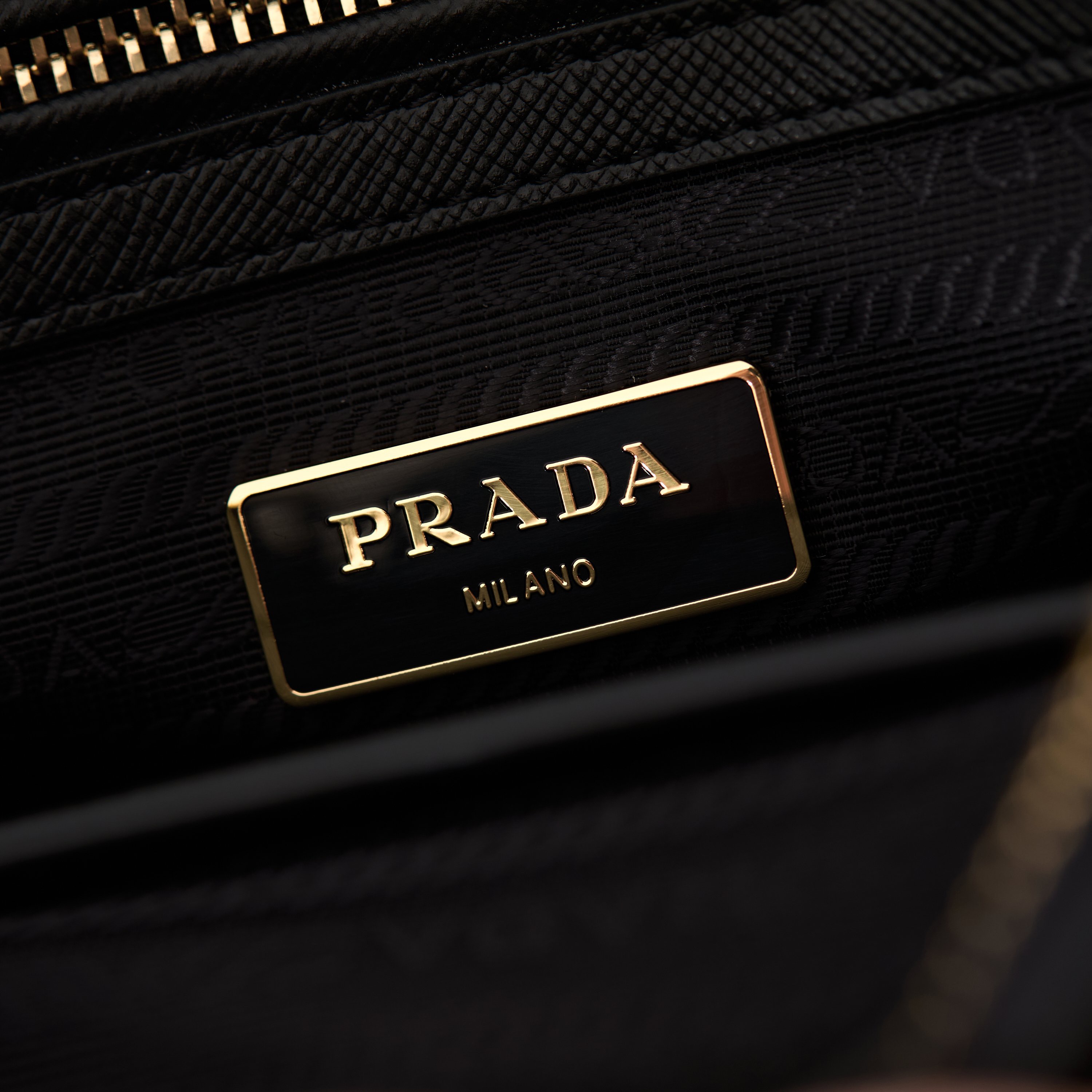 Prada 프라다 미니 갤러리아 토트백 사피아노 레더 블랙 골드 20cm 8