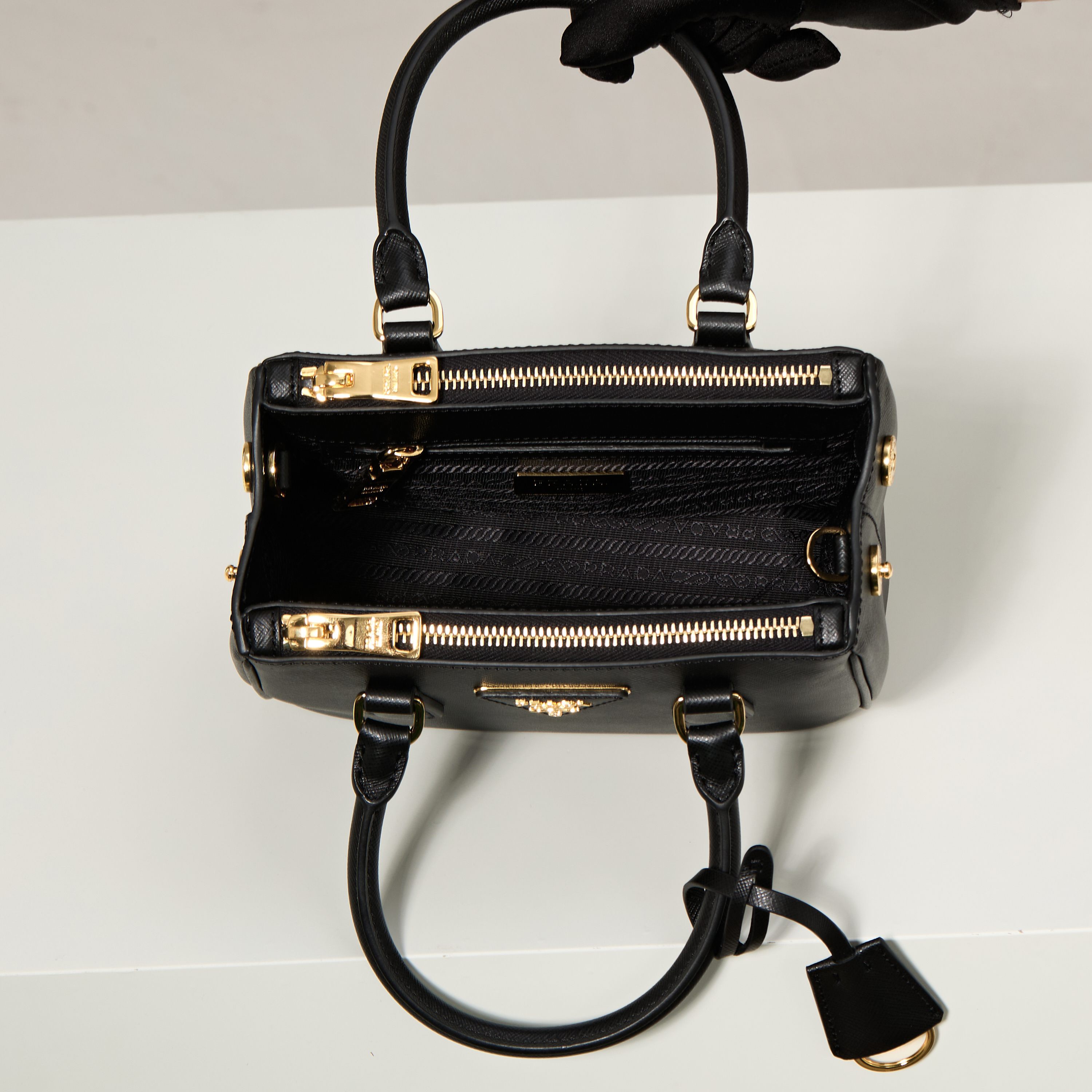 Prada 프라다 미니 갤러리아 토트백 사피아노 레더 블랙 골드 20cm 9