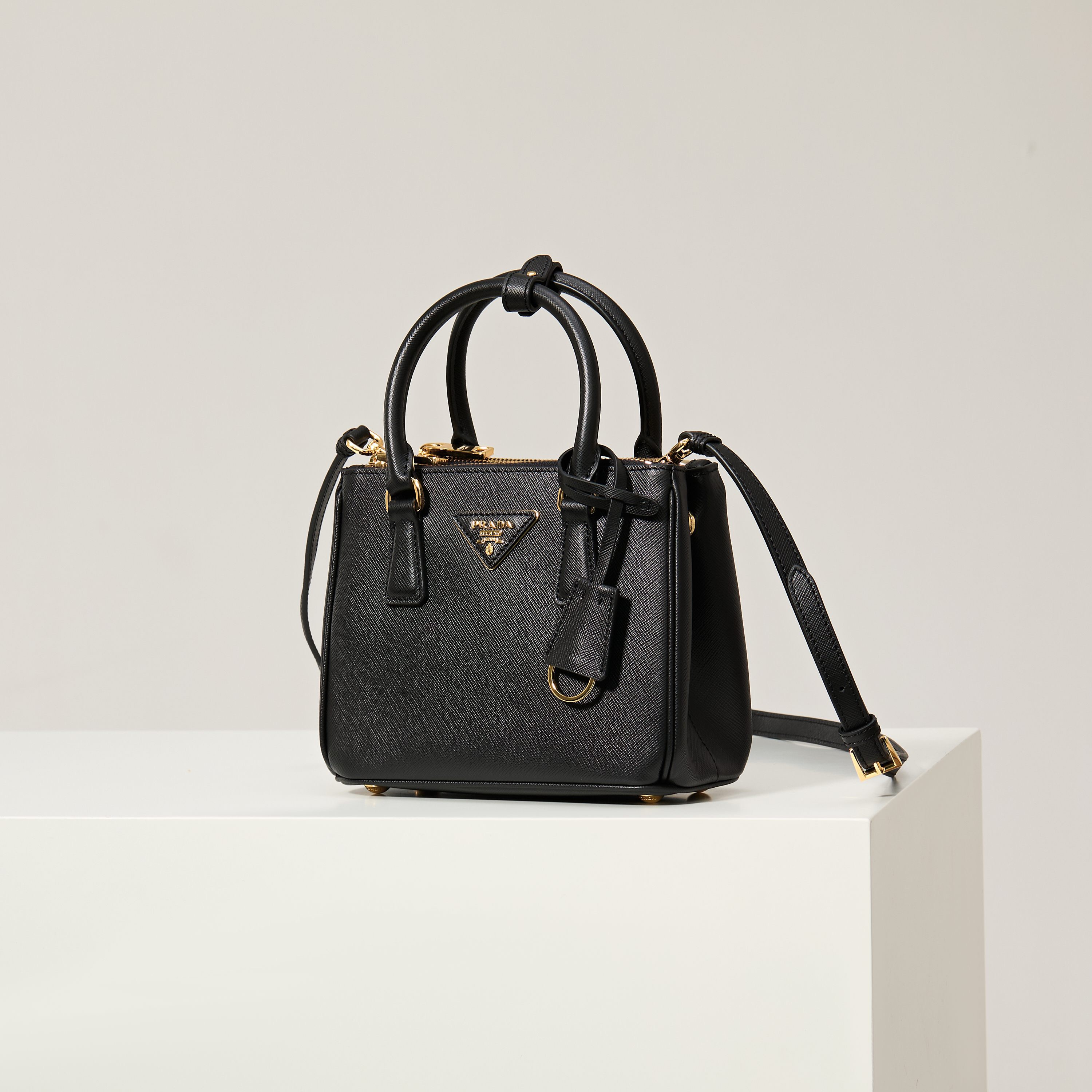 Prada 프라다 미니 갤러리아 토트백 사피아노 레더 블랙 골드 20cm 10