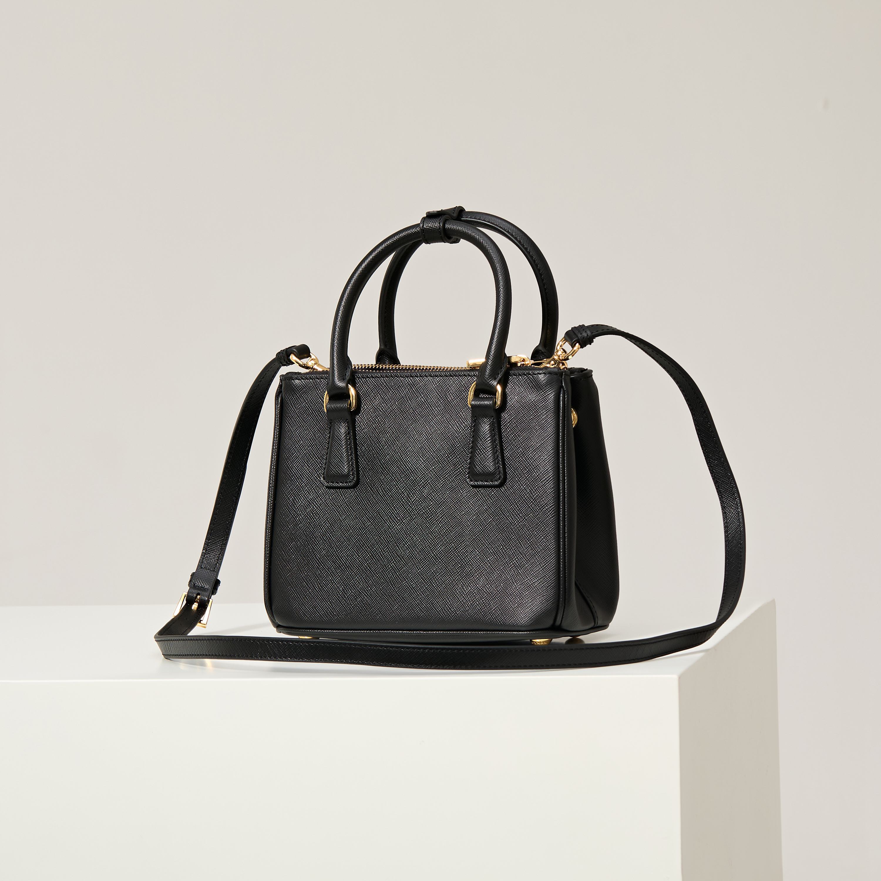 Prada 프라다 미니 갤러리아 토트백 사피아노 레더 블랙 골드 20cm 11