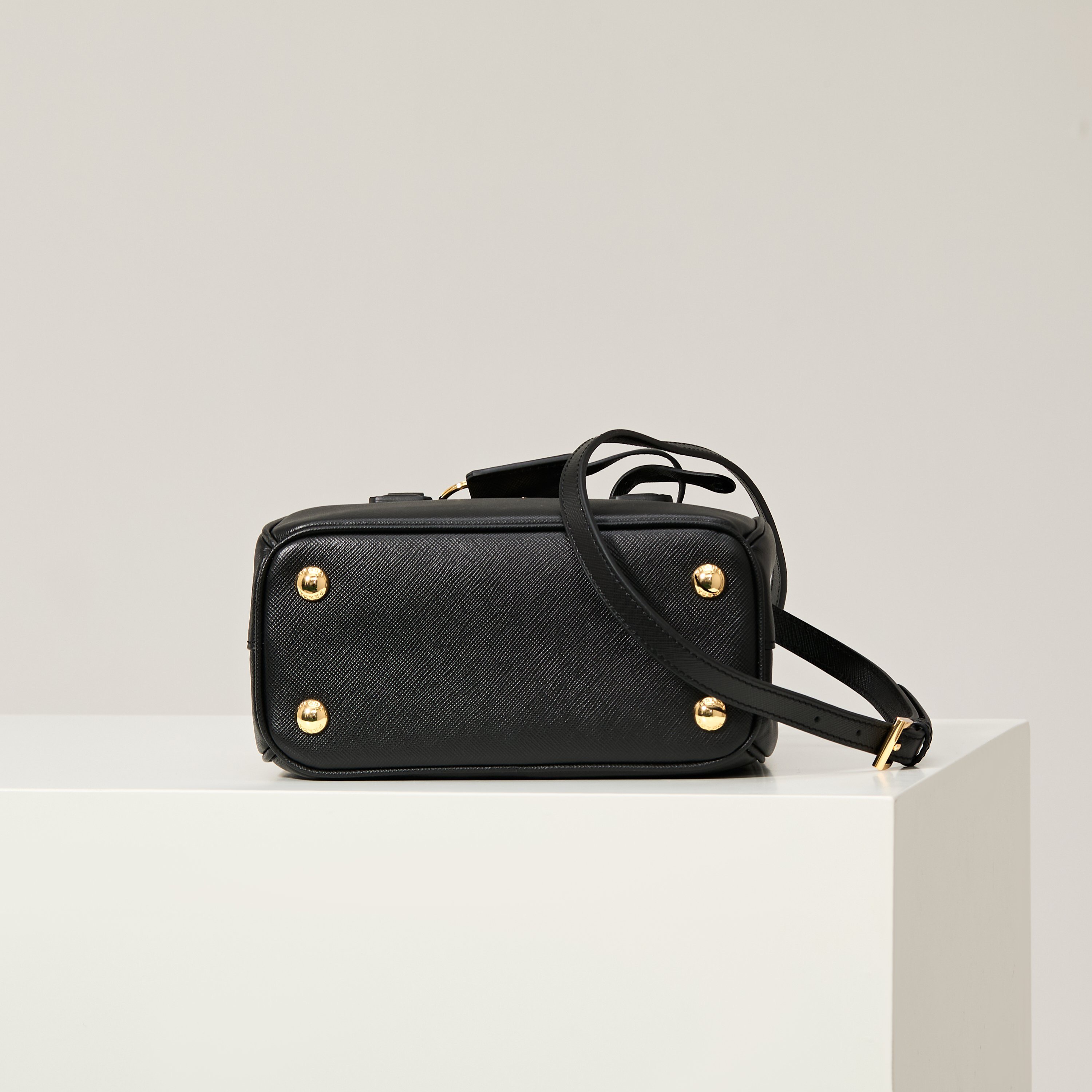 Prada 프라다 미니 갤러리아 토트백 사피아노 레더 블랙 골드 20cm 12