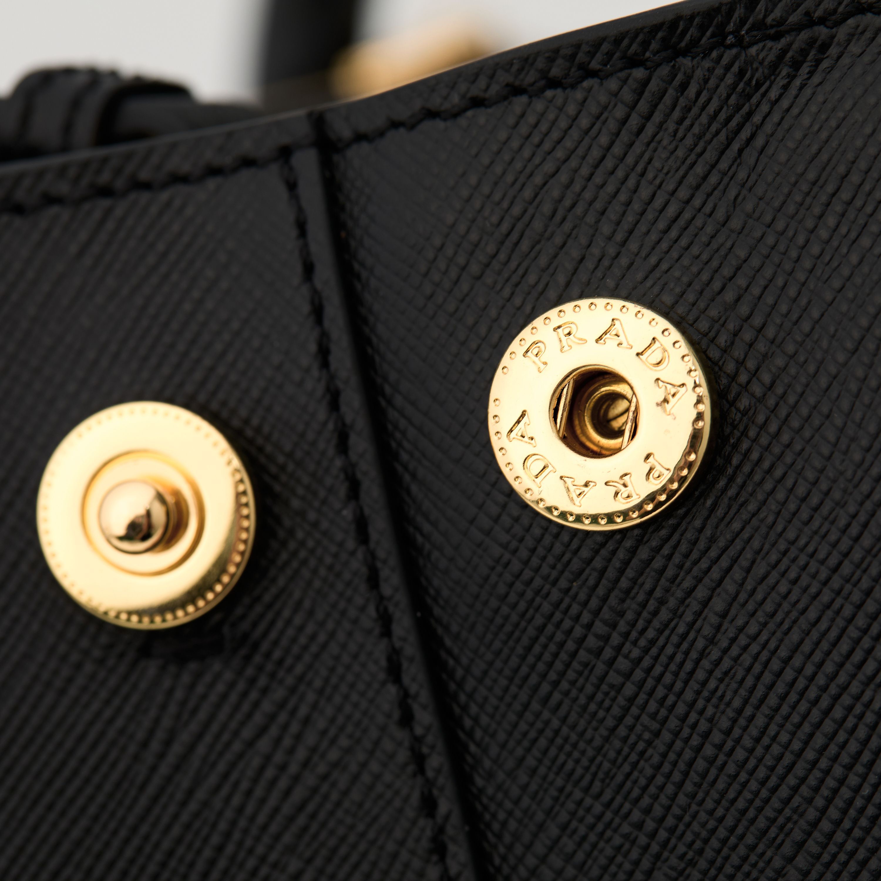 Prada 프라다 미니 갤러리아 토트백 사피아노 레더 블랙 골드 20cm 13