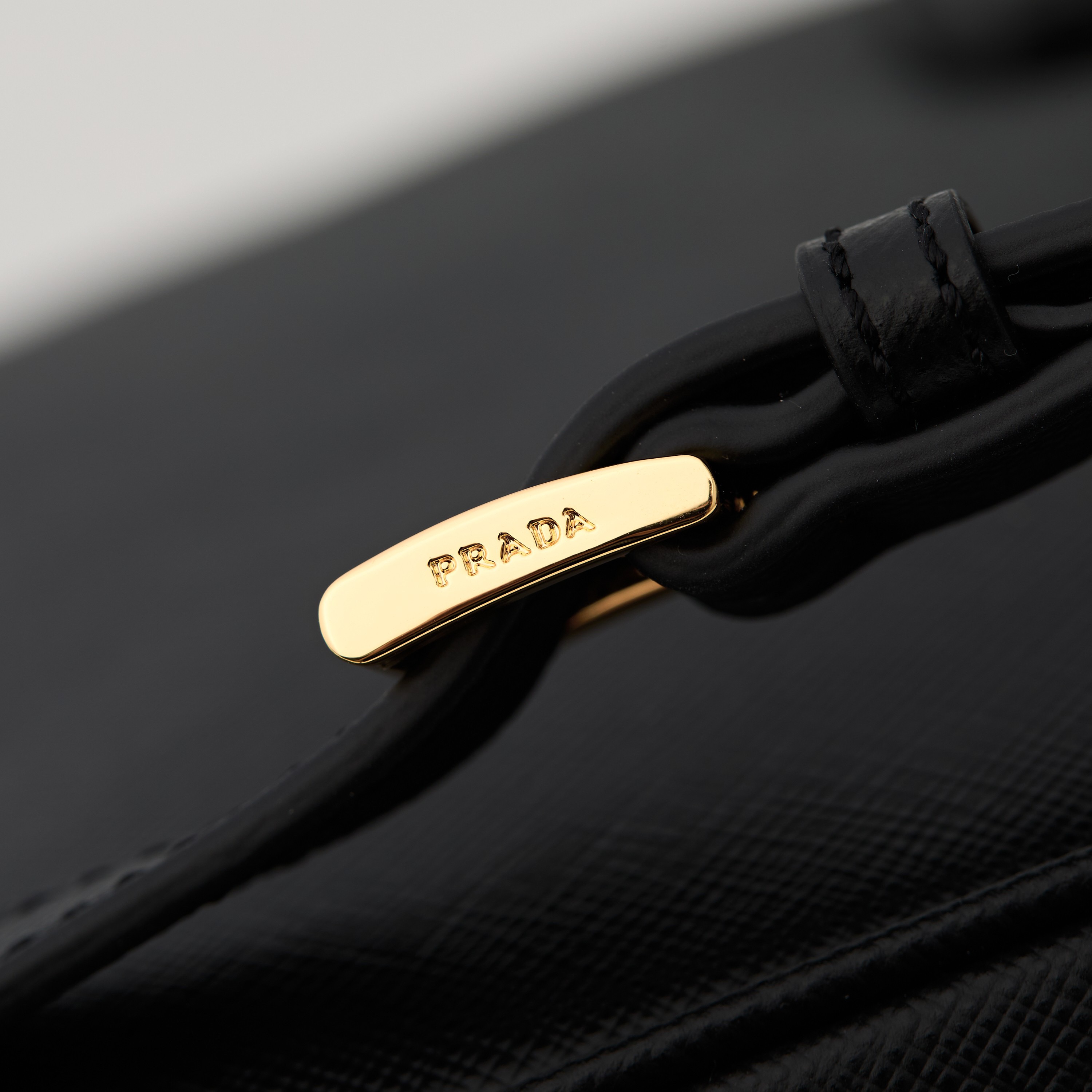 Prada 프라다 미니 갤러리아 토트백 사피아노 레더 블랙 골드 20cm 14