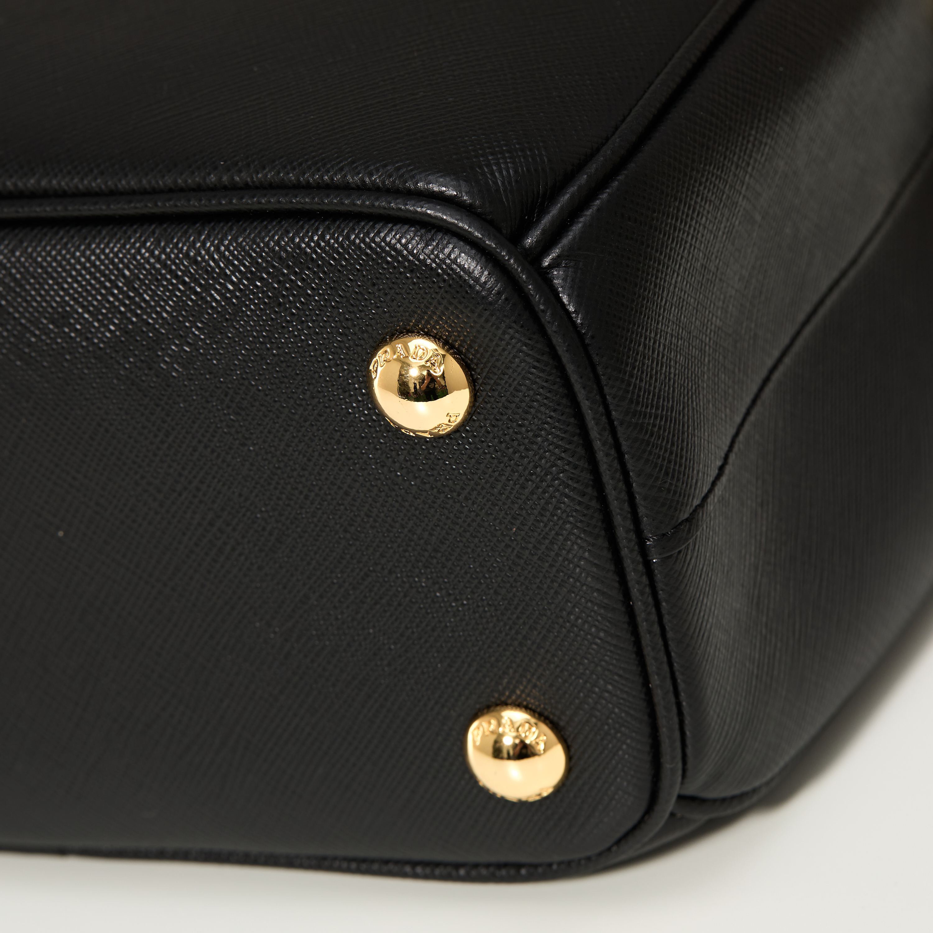 Prada 프라다 미니 갤러리아 토트백 사피아노 레더 블랙 골드 20cm 15